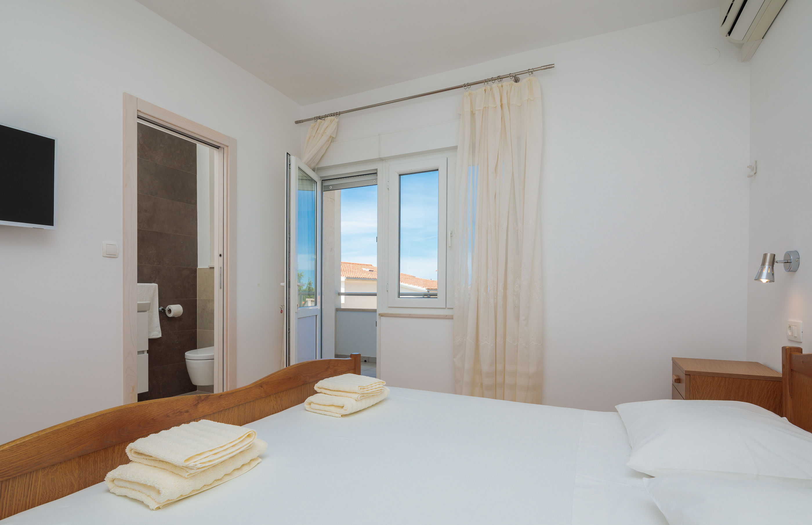 Apartments and Rooms Denis 56551-A1