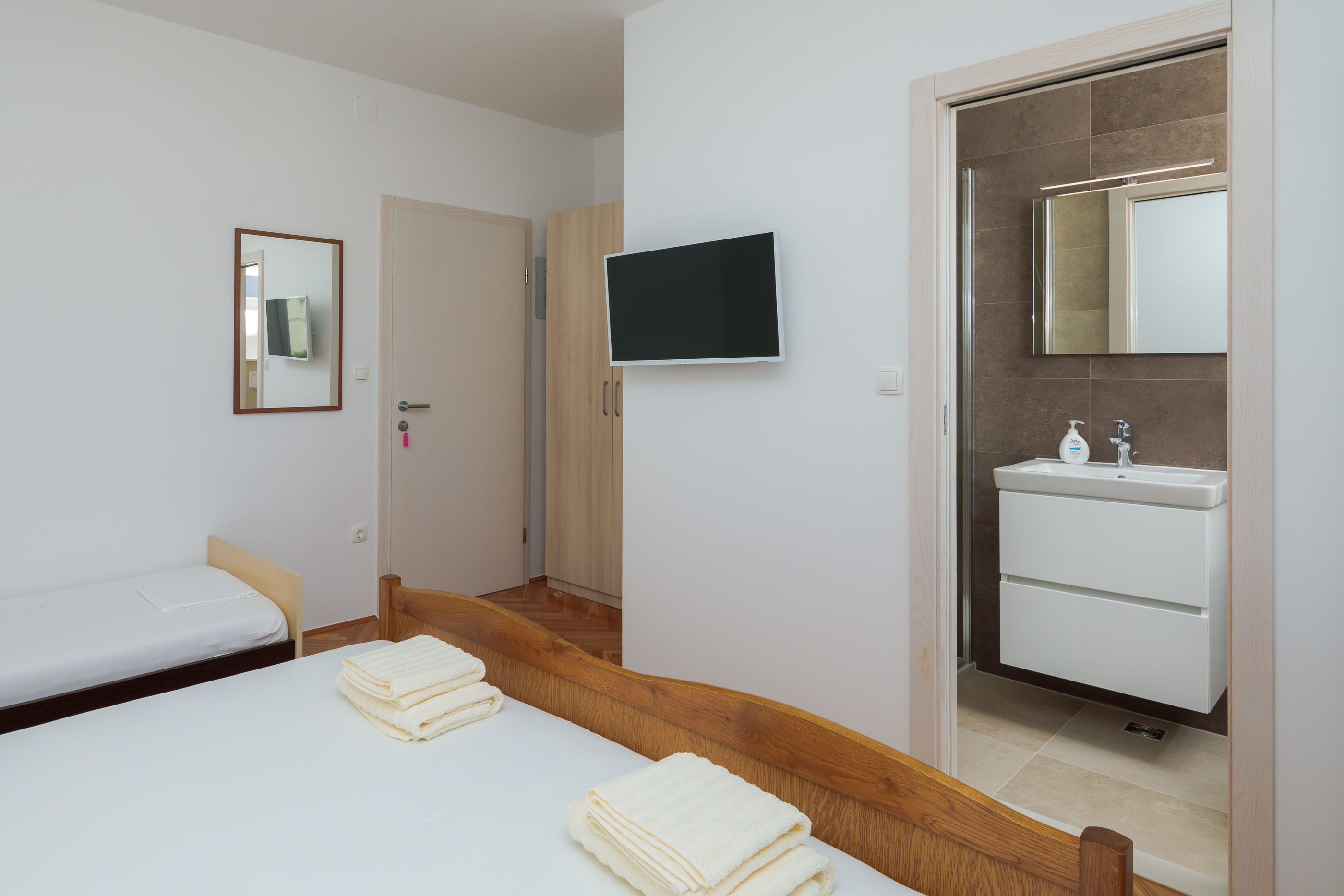 Apartments and Rooms Denis 56551-A1