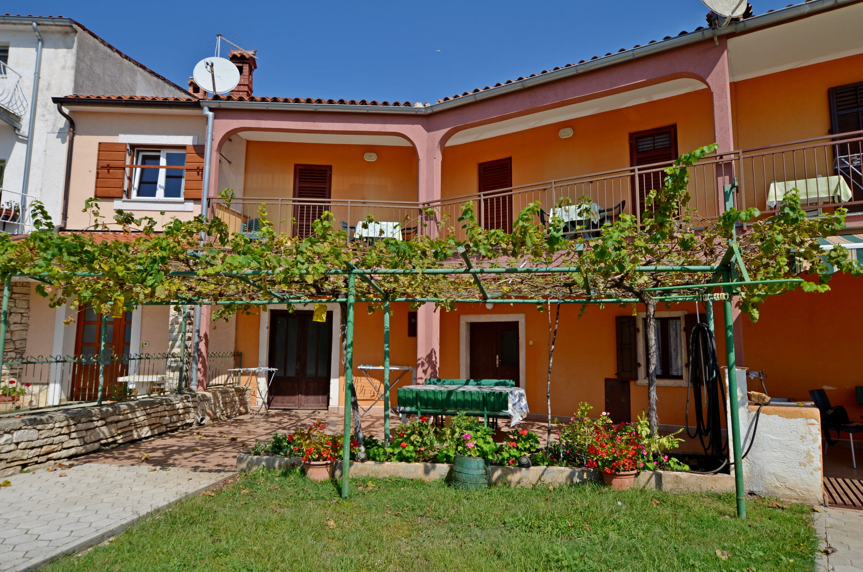 House Anton 70491-K1