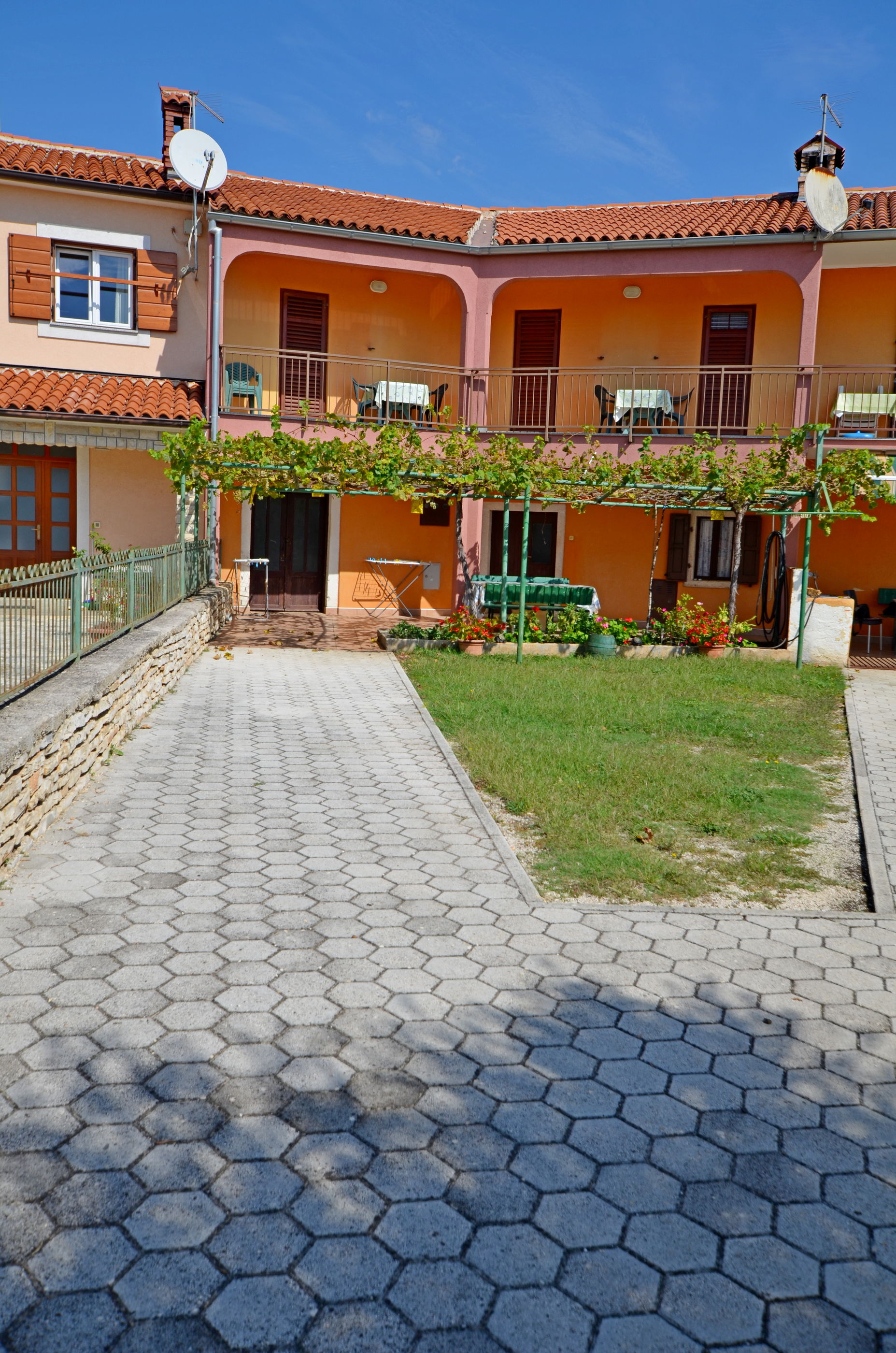House Anton 70491-K1