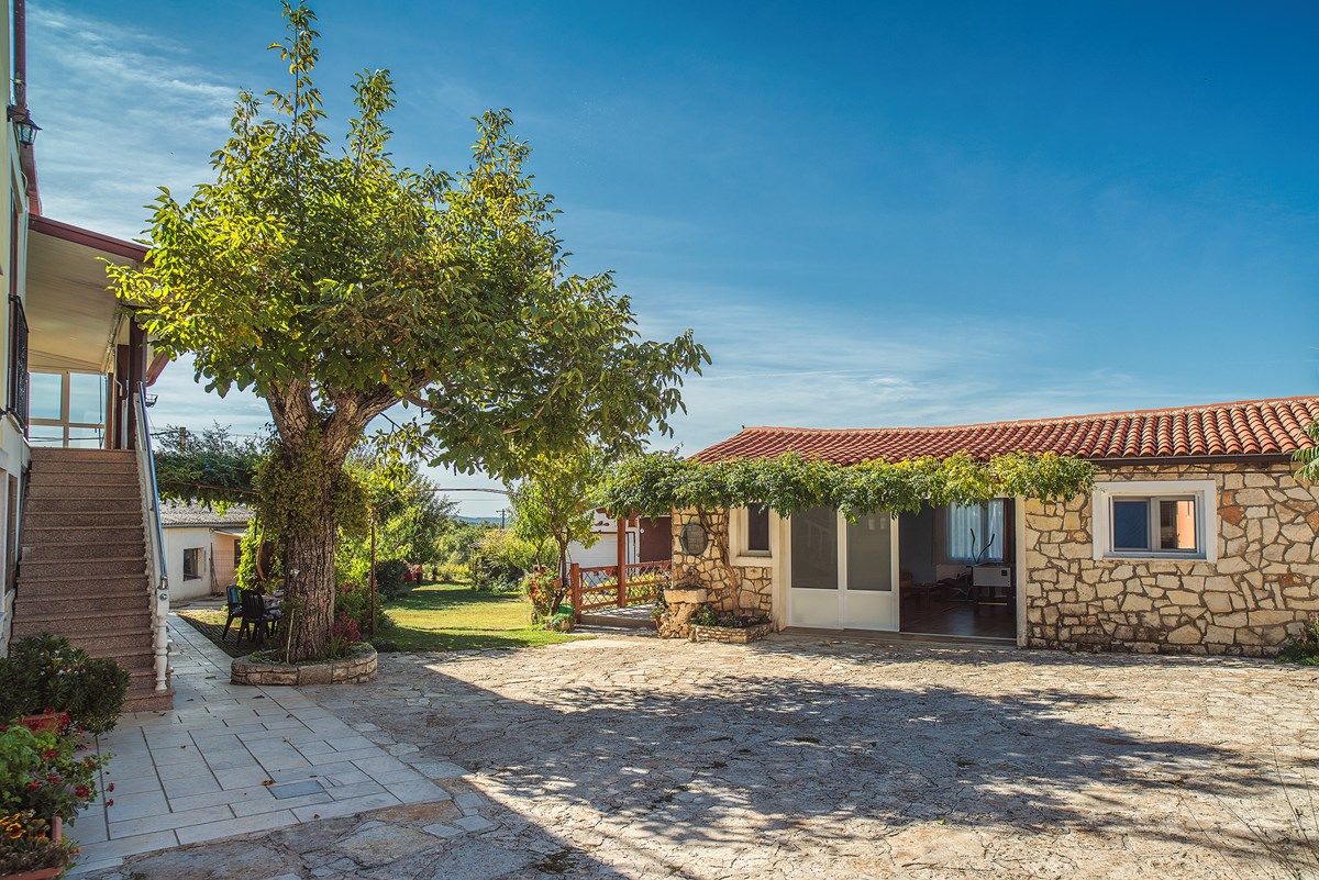 House Barat 73588-A2