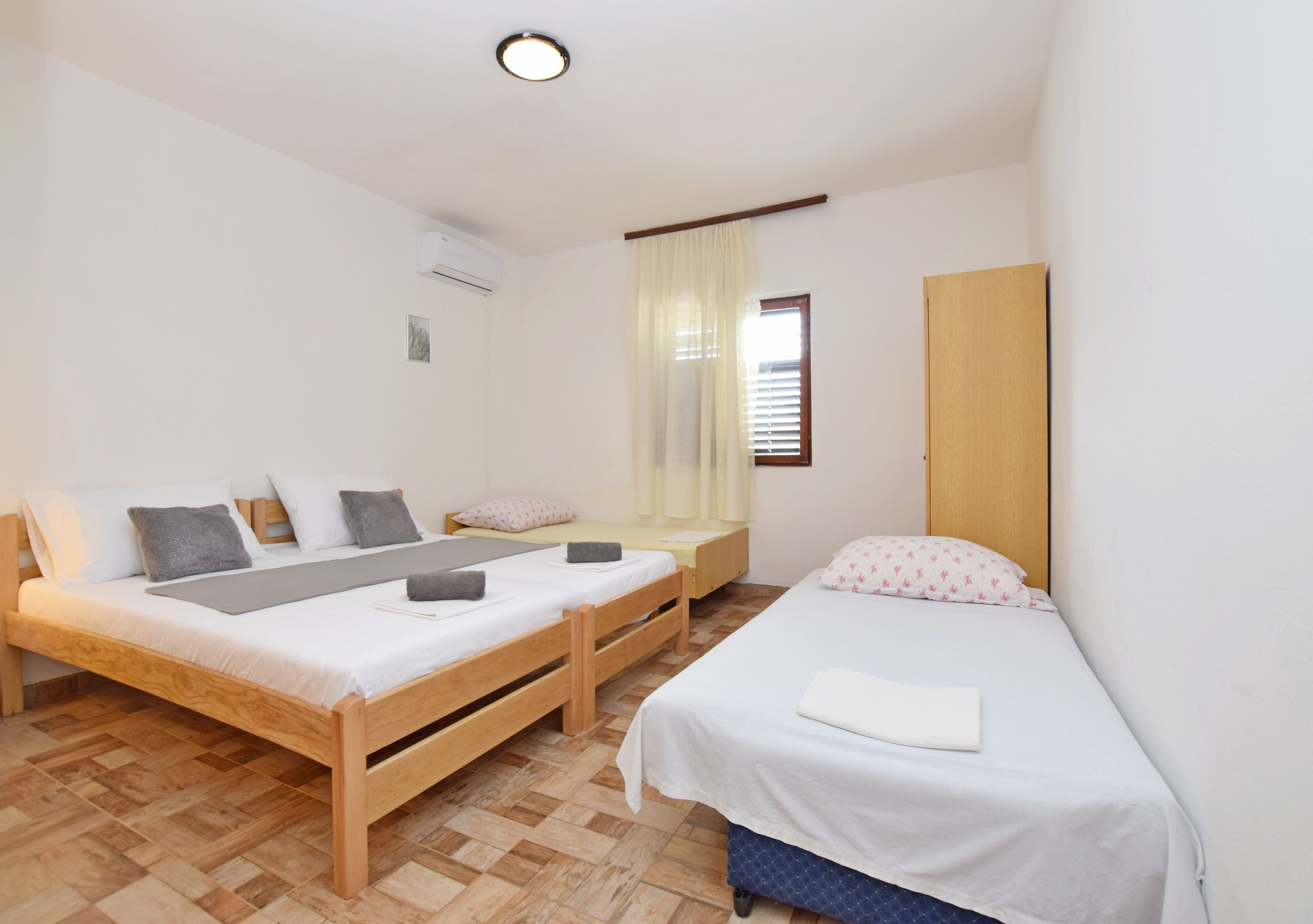Apartment and Rooms Mila 63641-S1