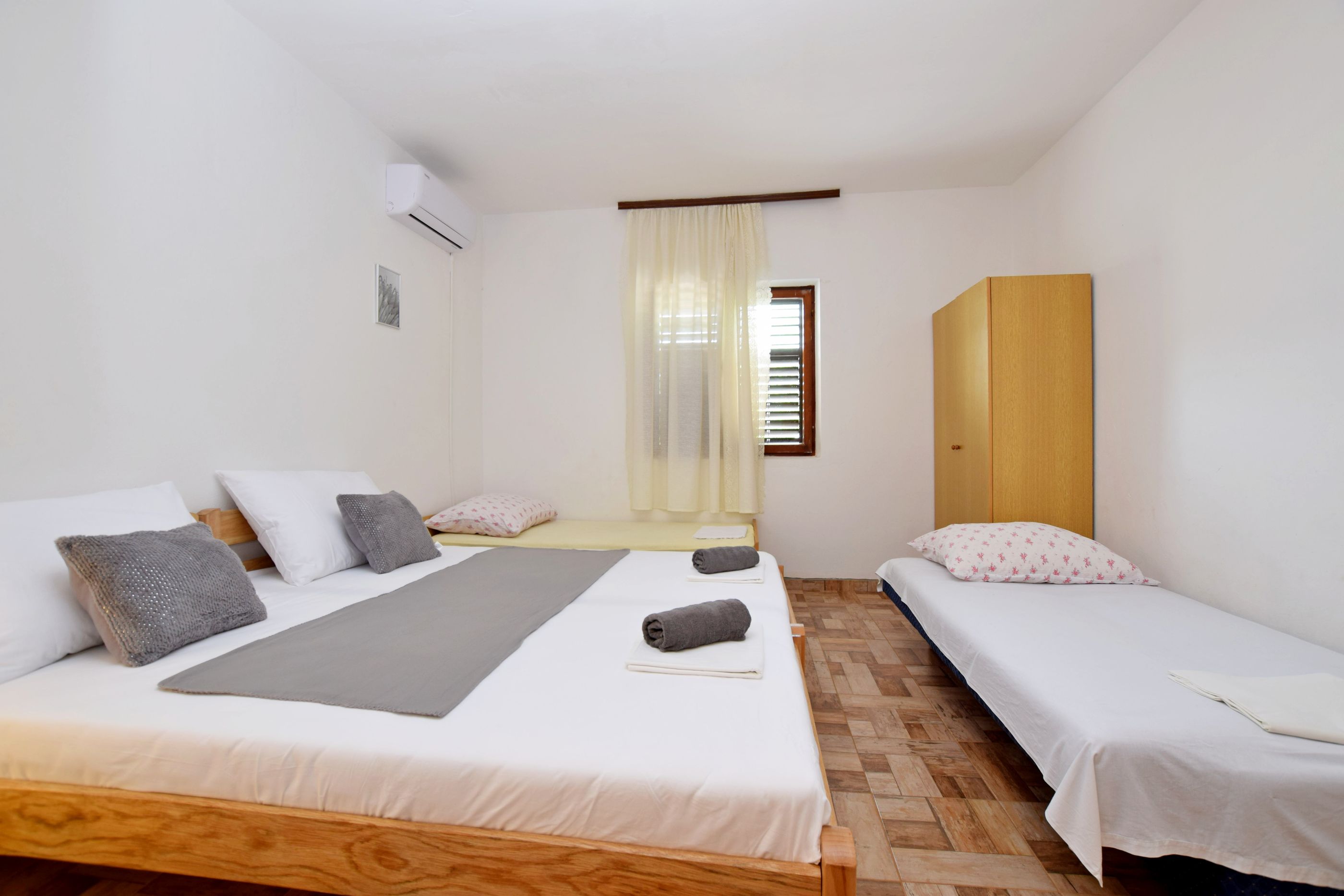 Apartment and Rooms Mila 63641-S1