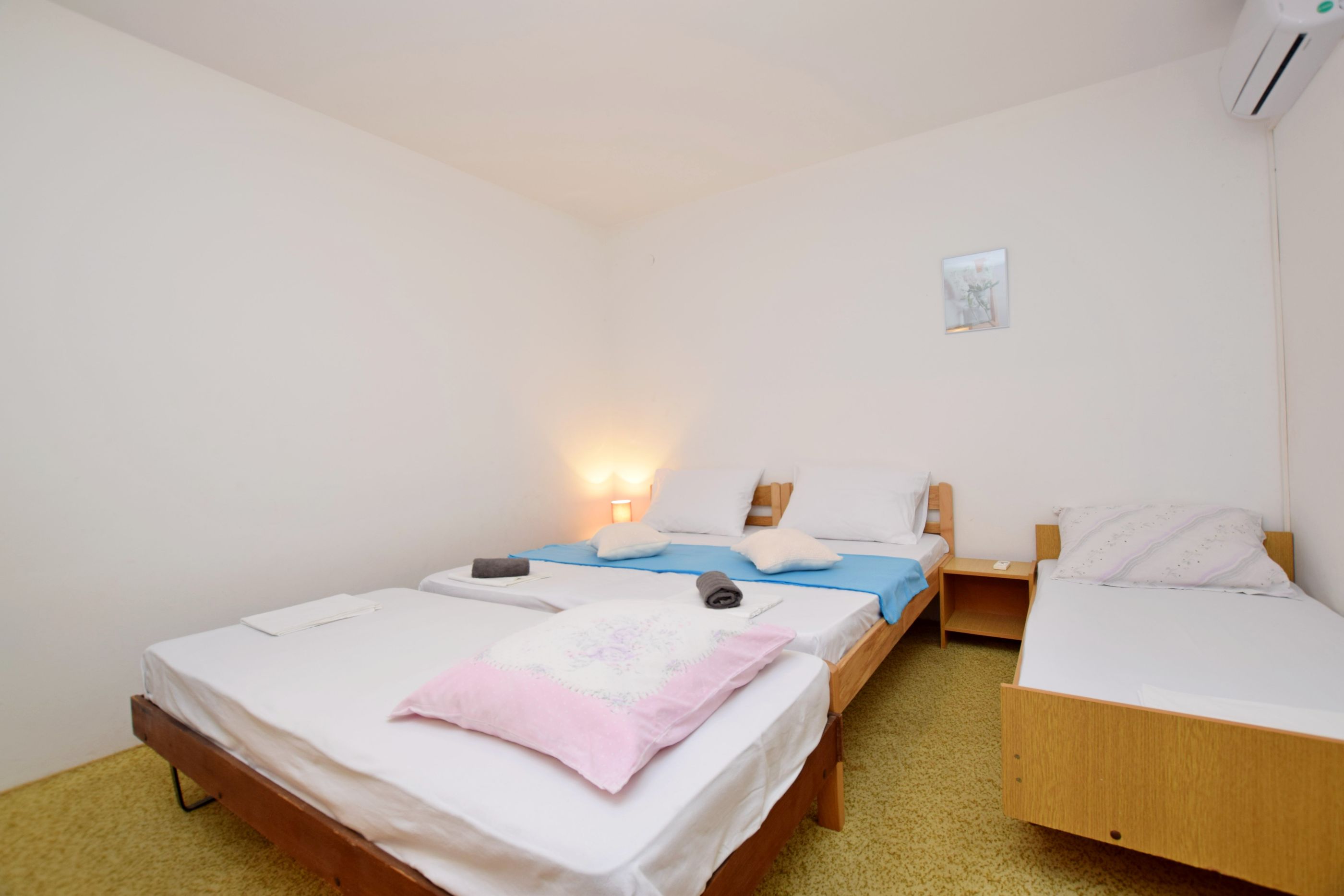 Apartment and Rooms Mila 63641-S2