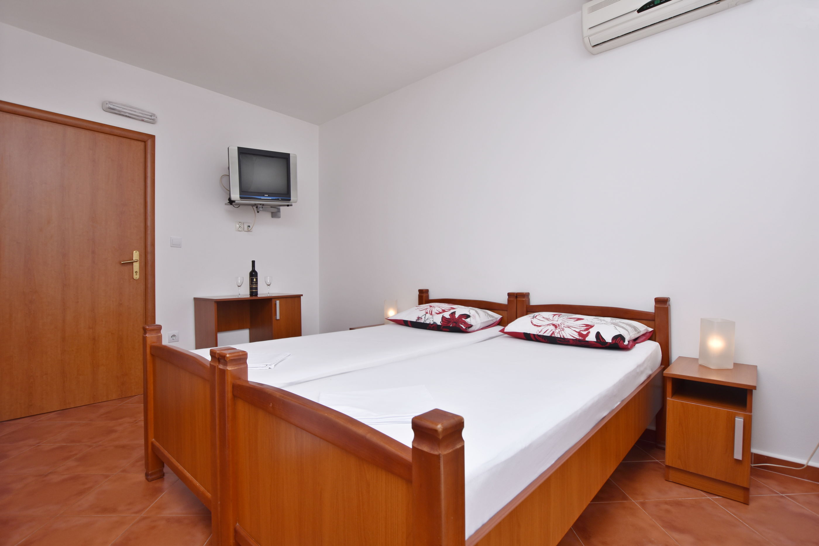Apartments and Rooms Iva 61261-S1