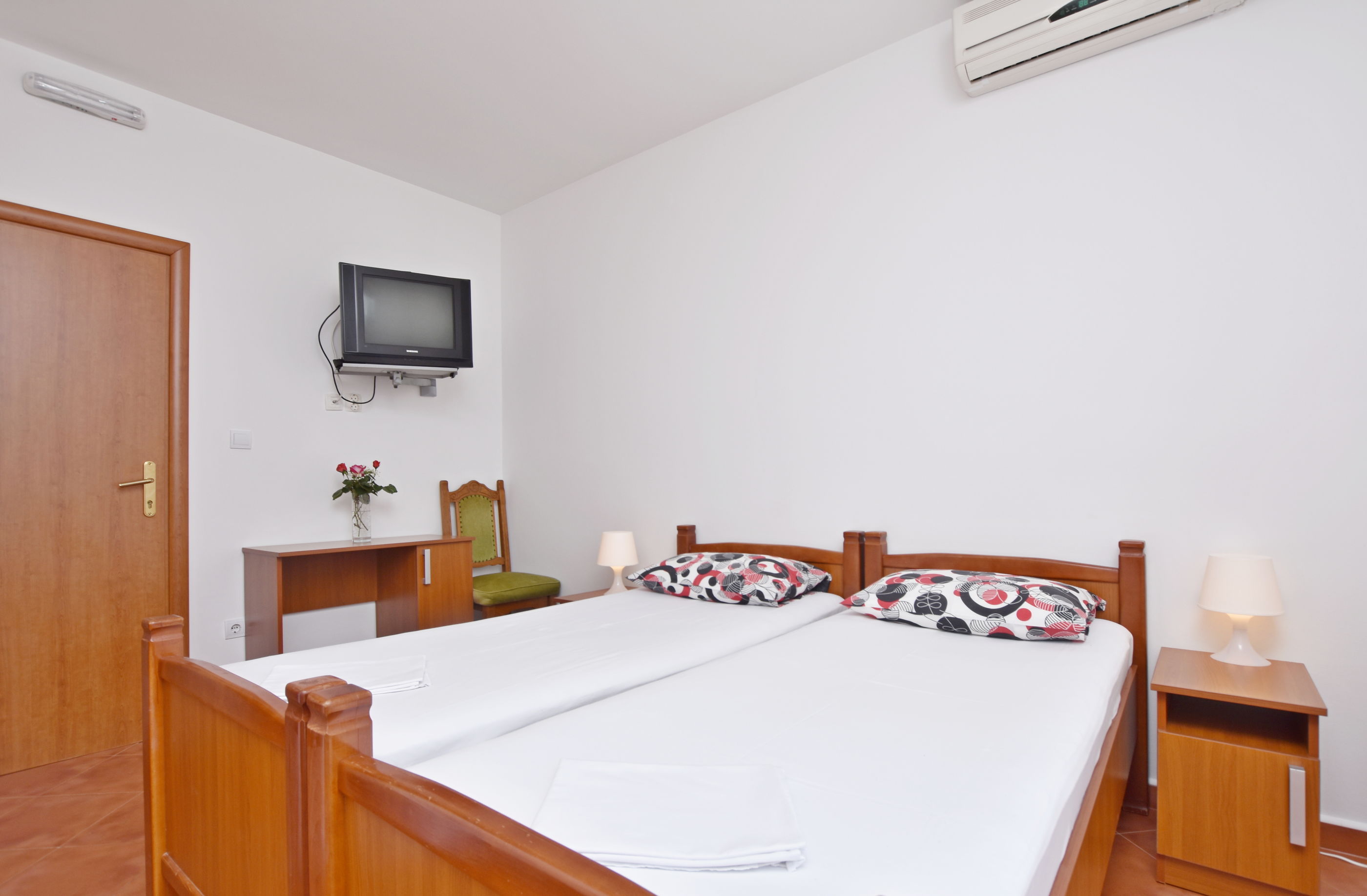 Apartments and Rooms Iva 61261-S2