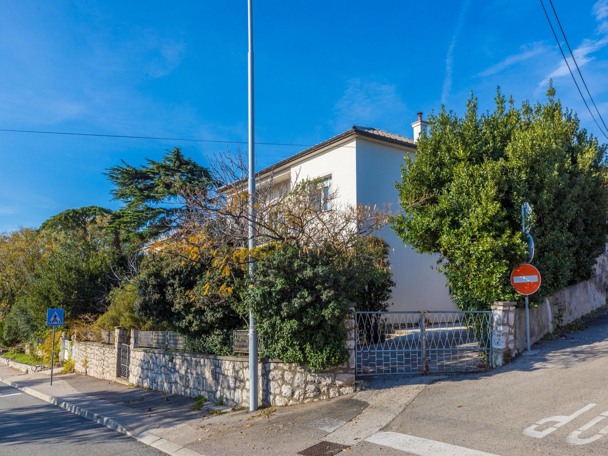 Apartments Drago 75251-A1
