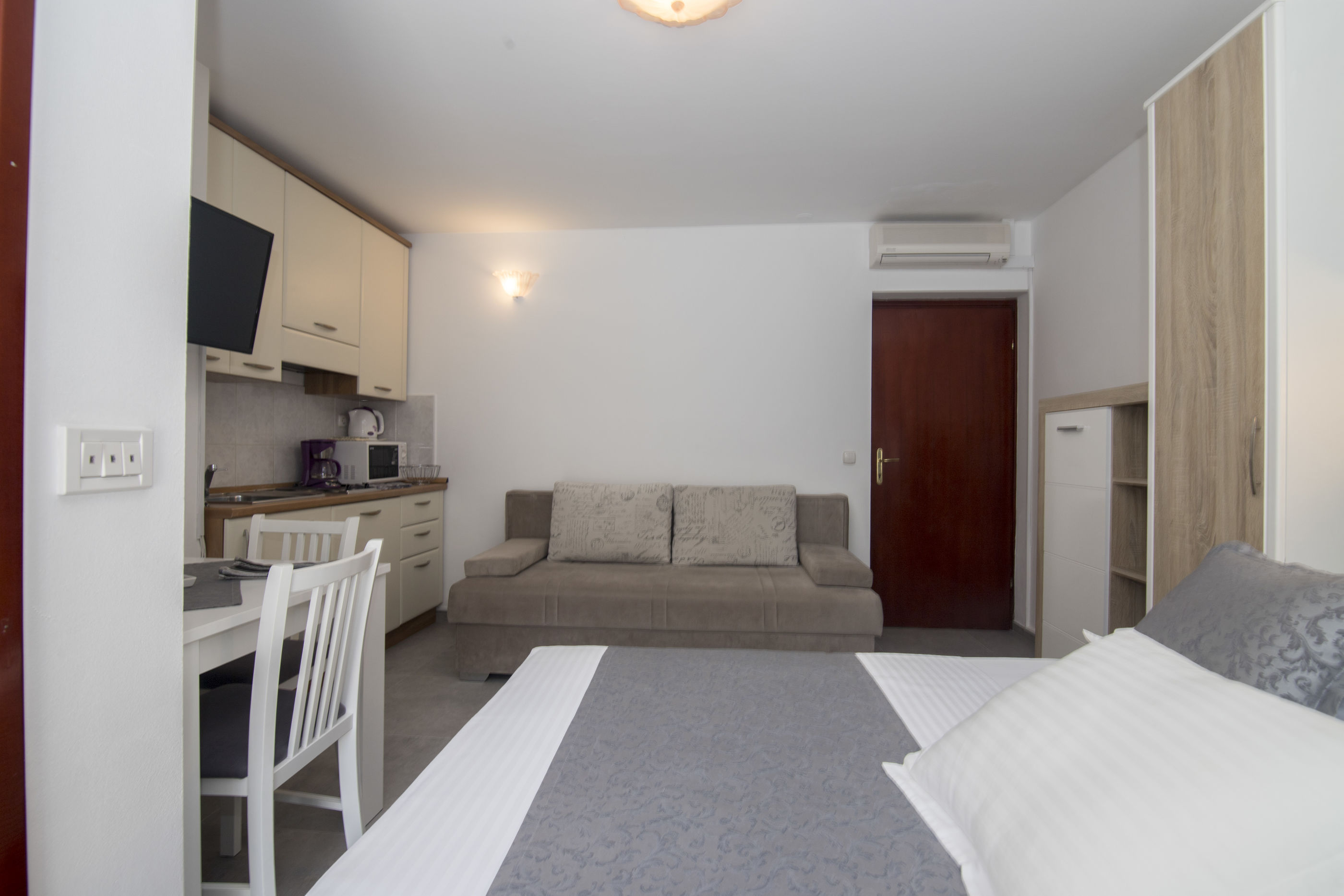Apartments and Rooms Kapulica 65711-A1