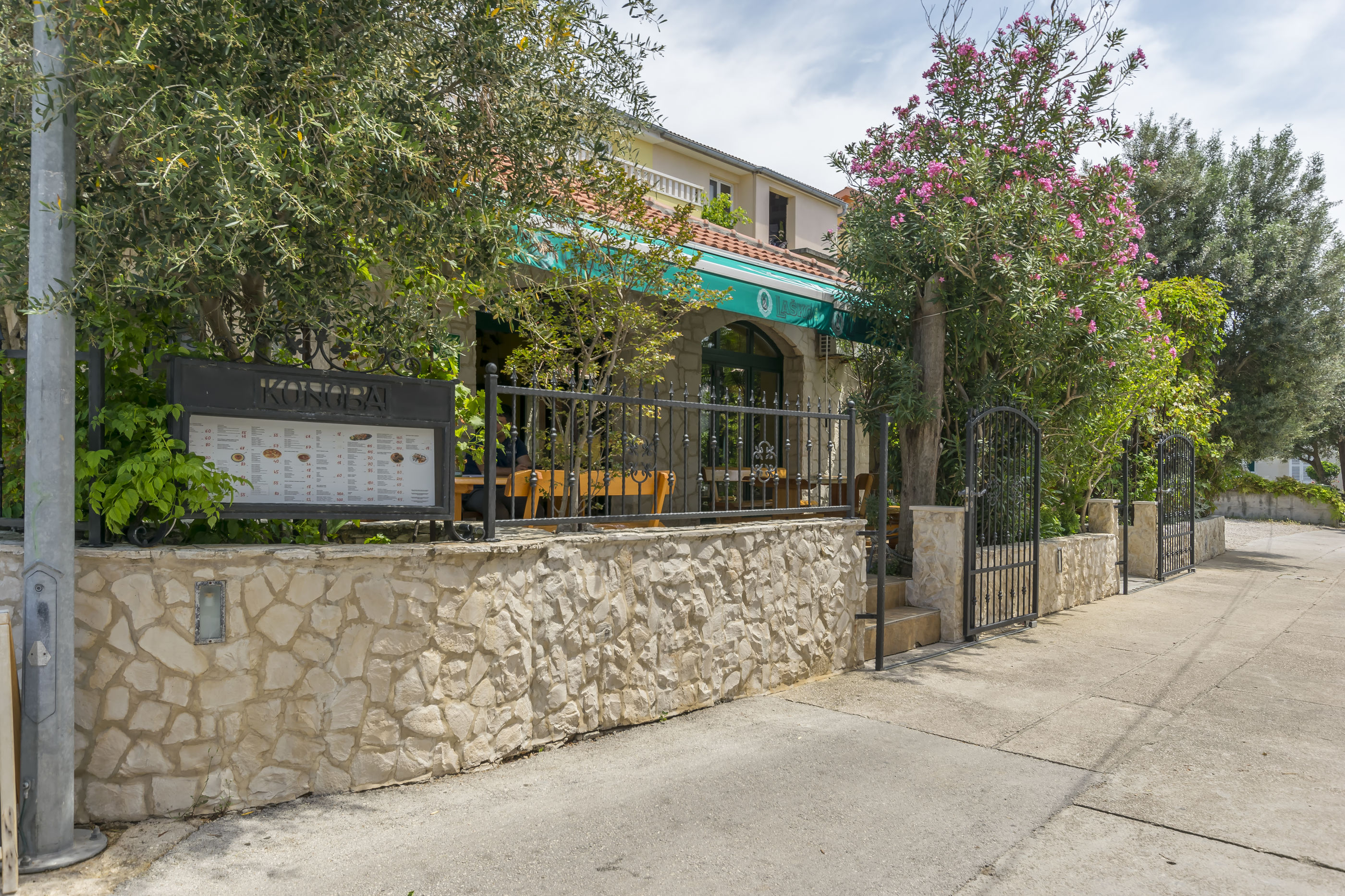 Apartments and Room Central Position 53491-S1