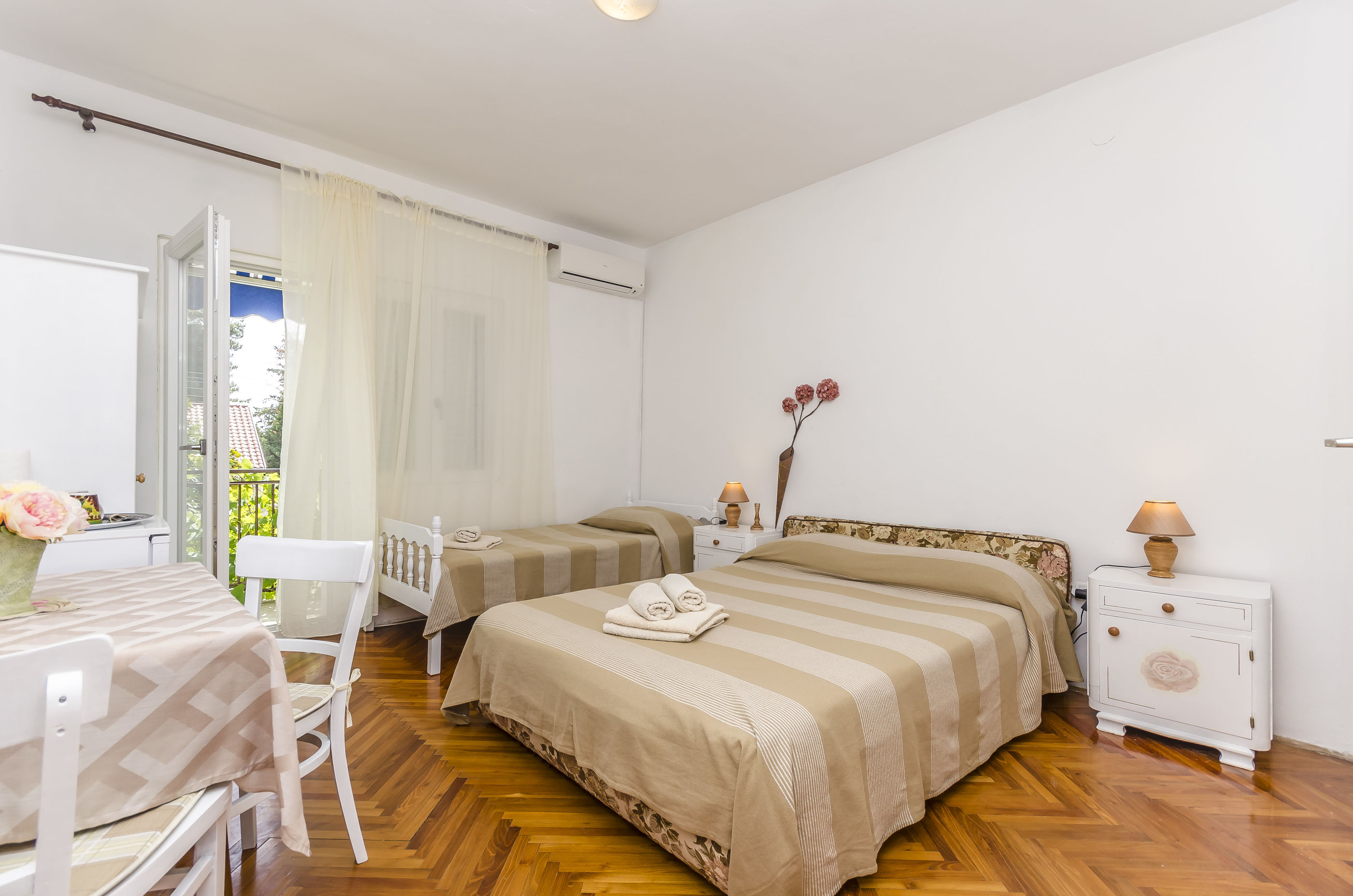 Apartments and Rooms Bepina 28141-S1
