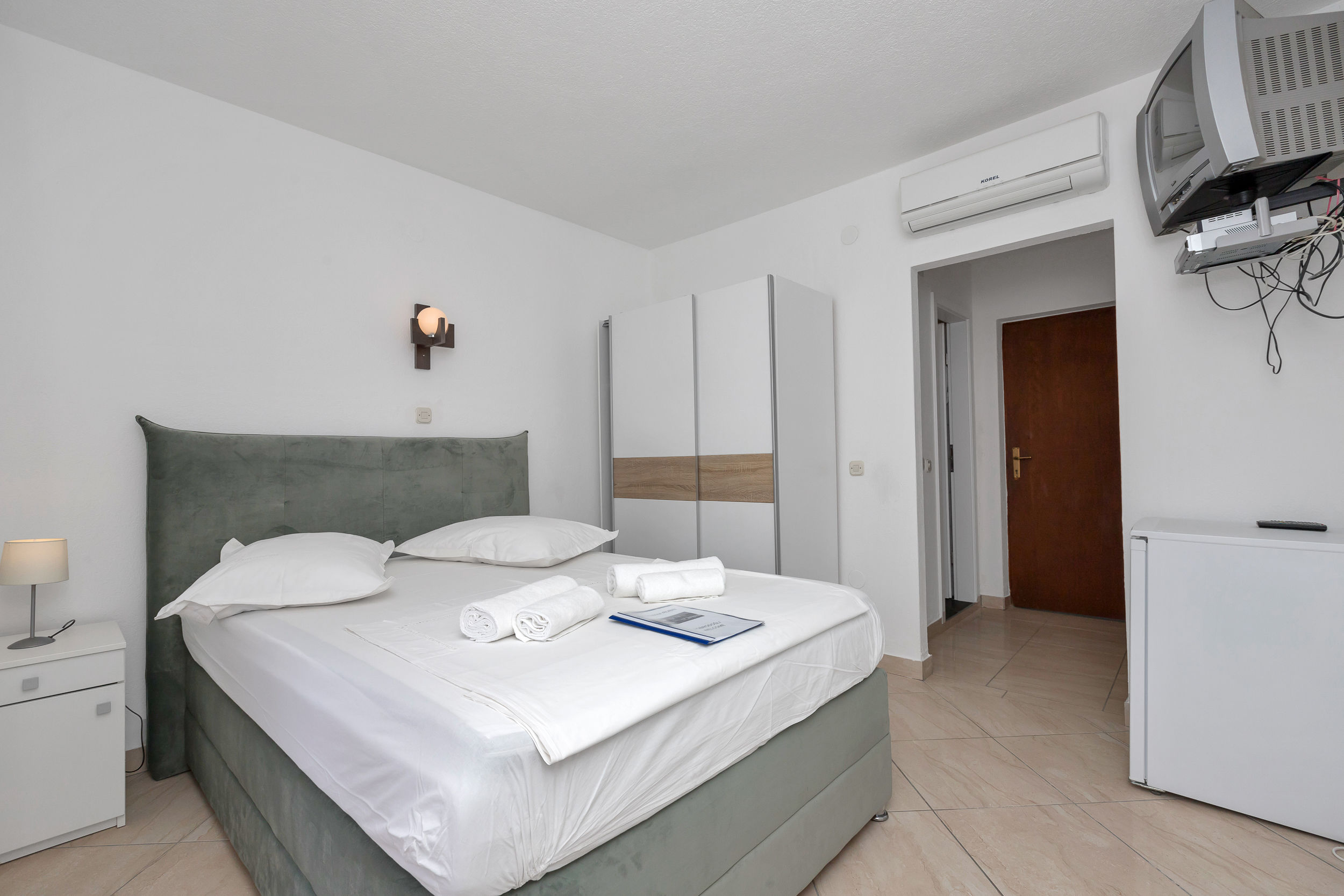 Apartment and Rooms Nikola 38301-A4