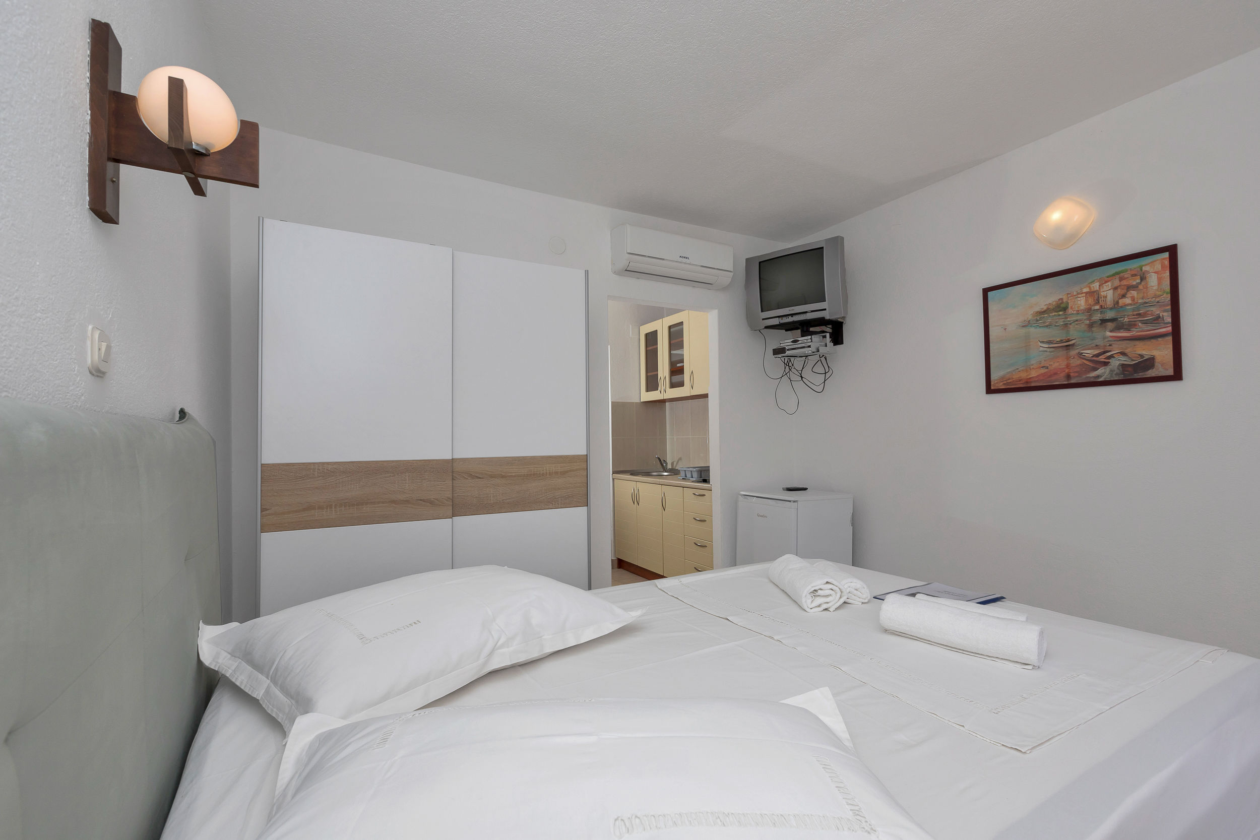 Apartment and Rooms Nikola 38301-A4