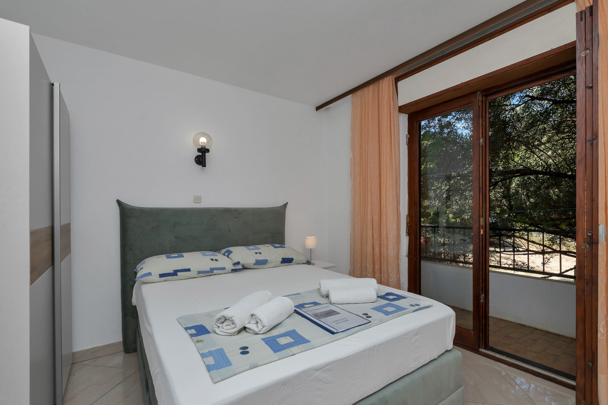 Apartment and Rooms Nikola 38301-A5