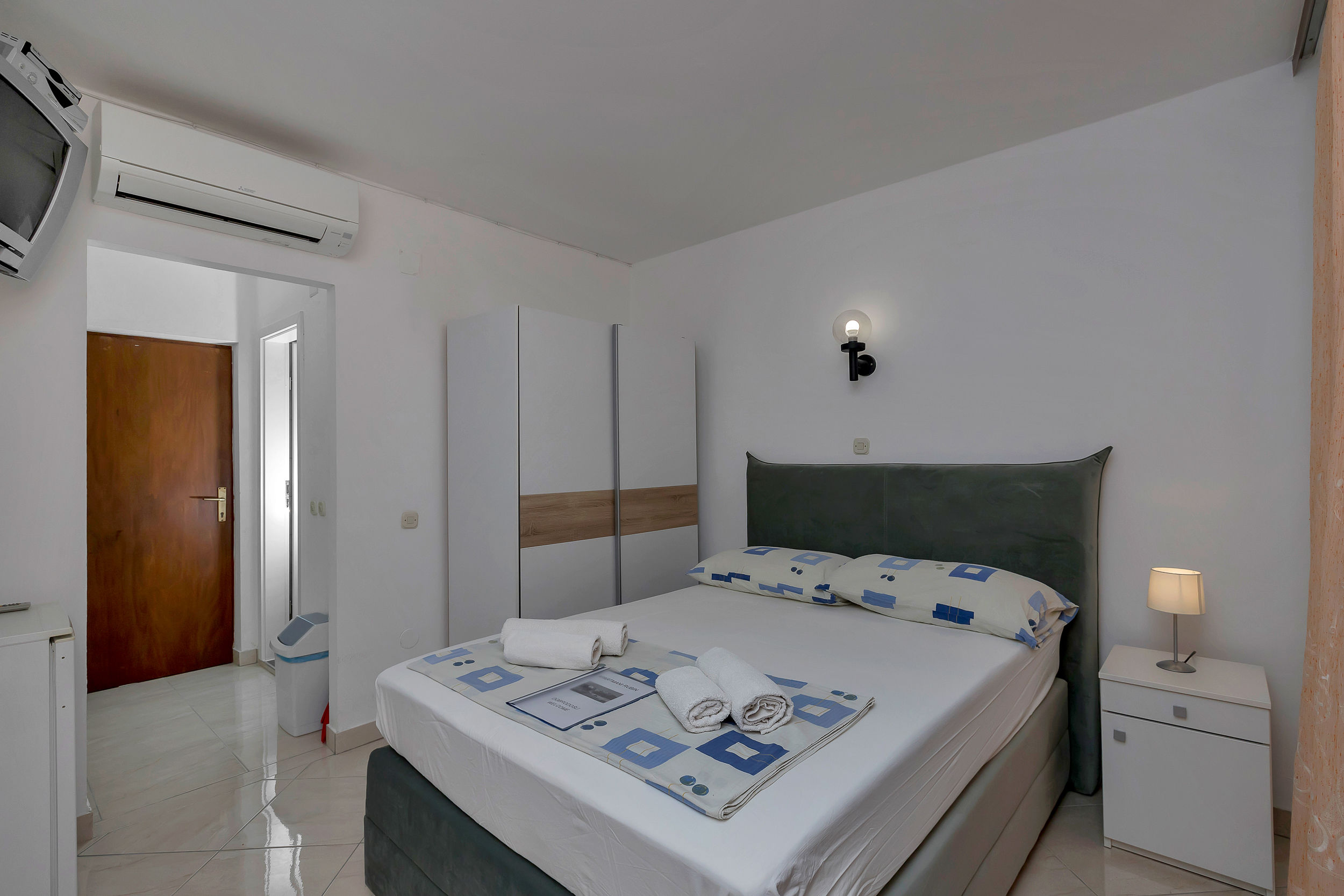 Apartment and Rooms Nikola 38301-A5