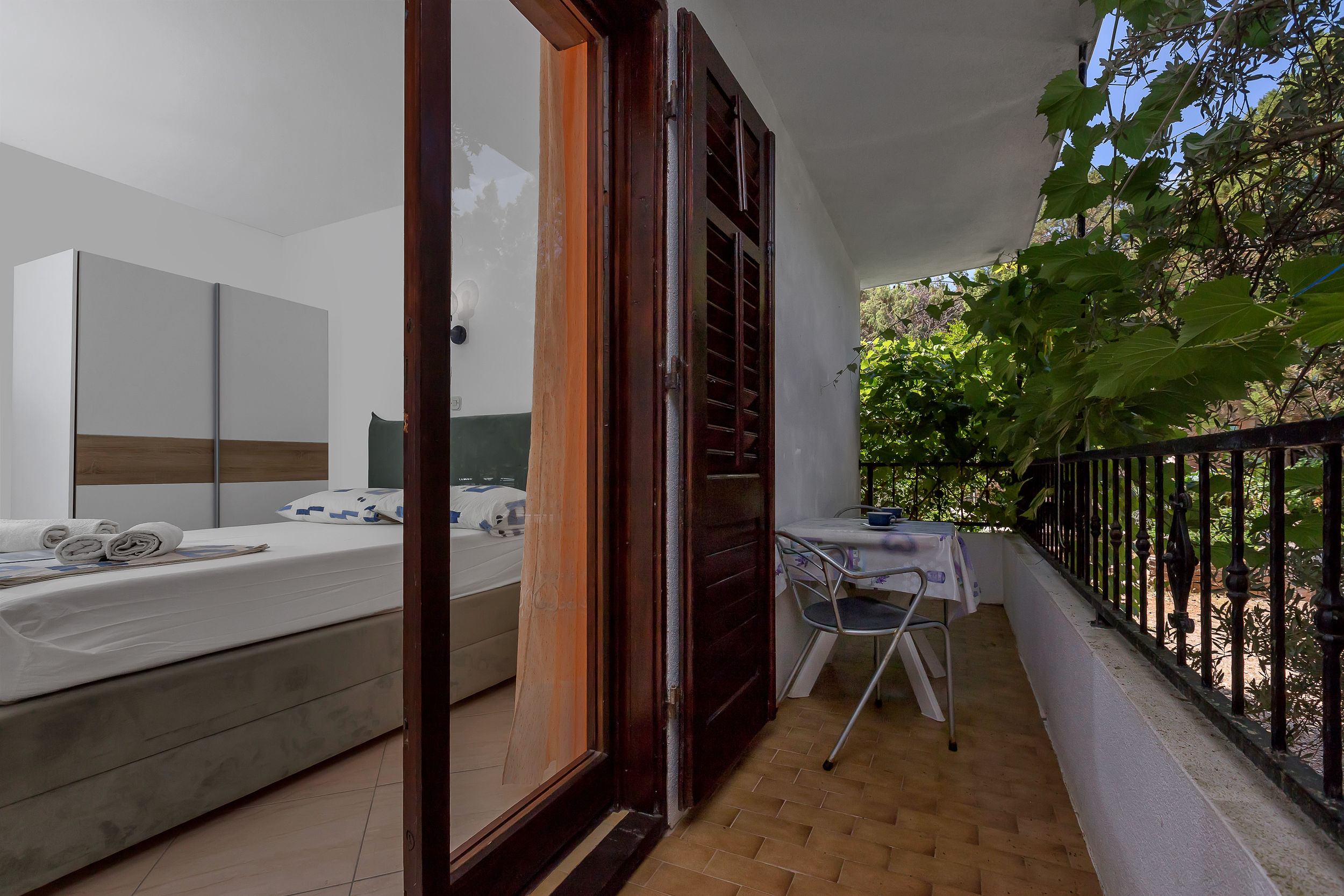 Apartment and Rooms Nikola 38301-A5
