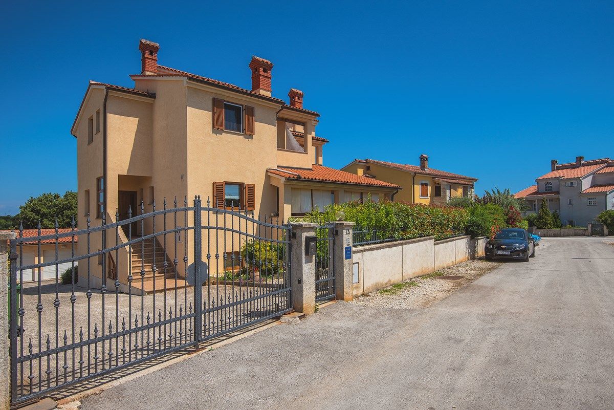 Apartment House Vinkuran 74271-A1