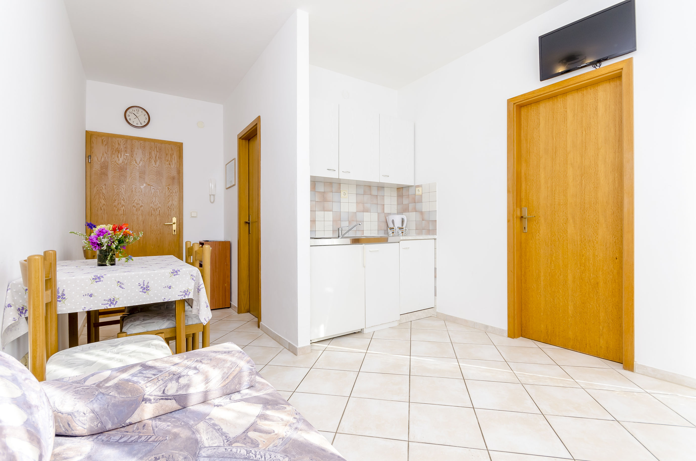 Apartments Mate 47001-A8