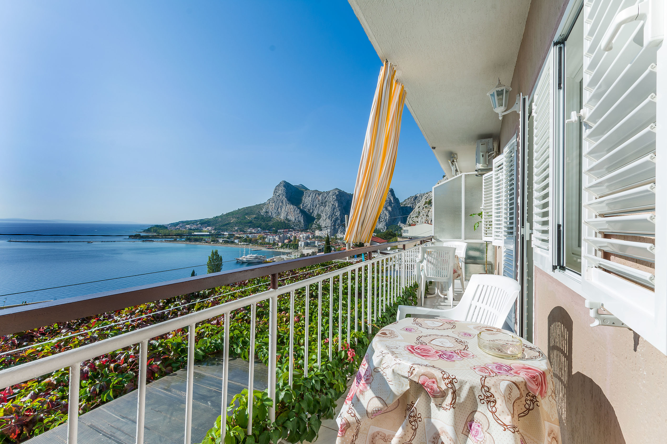 Apartment and Rooms Tatjana 32621-A1