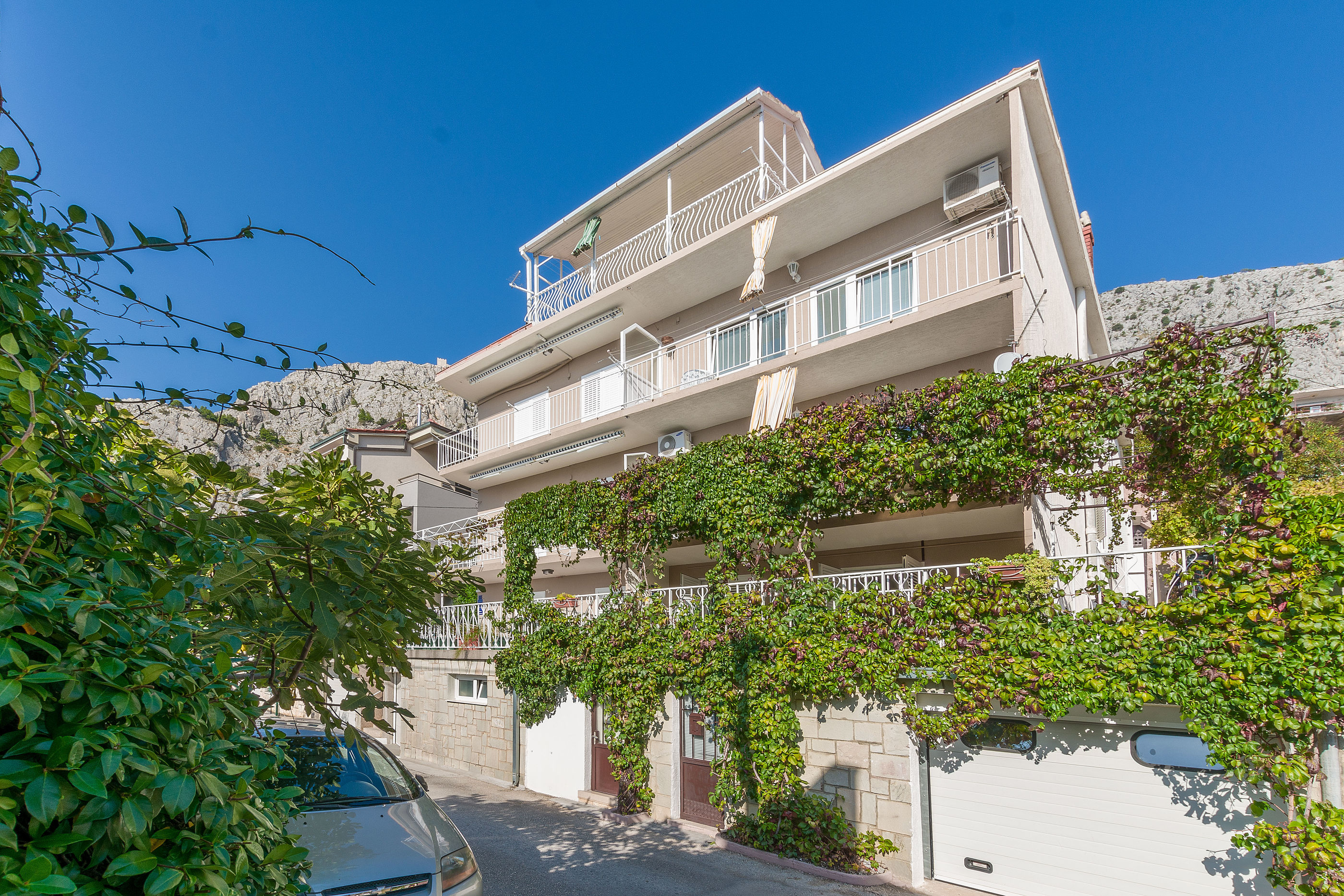 Apartment and Rooms Tatjana 32621-S2