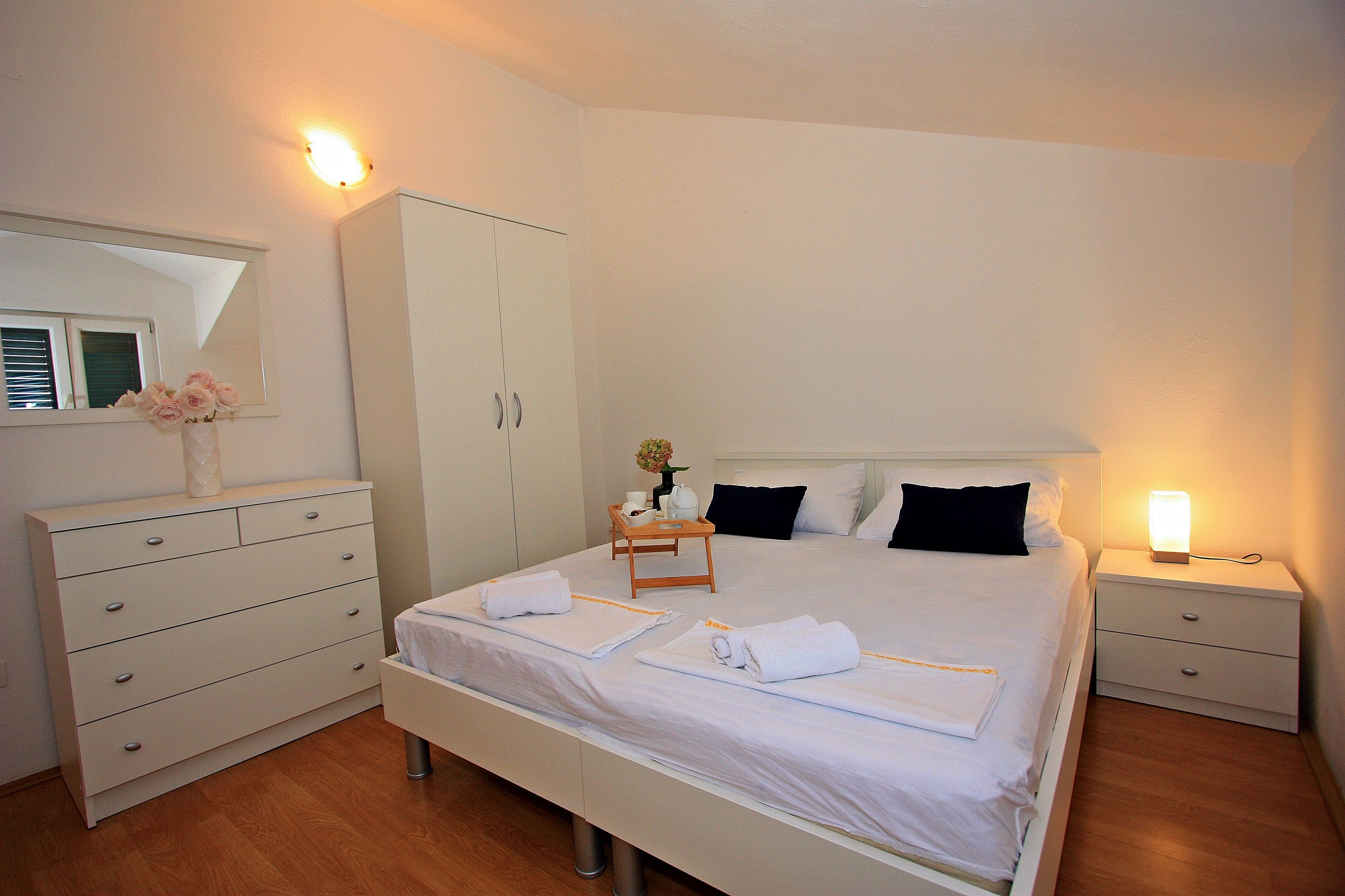 Apartments Ivan 28011-A3