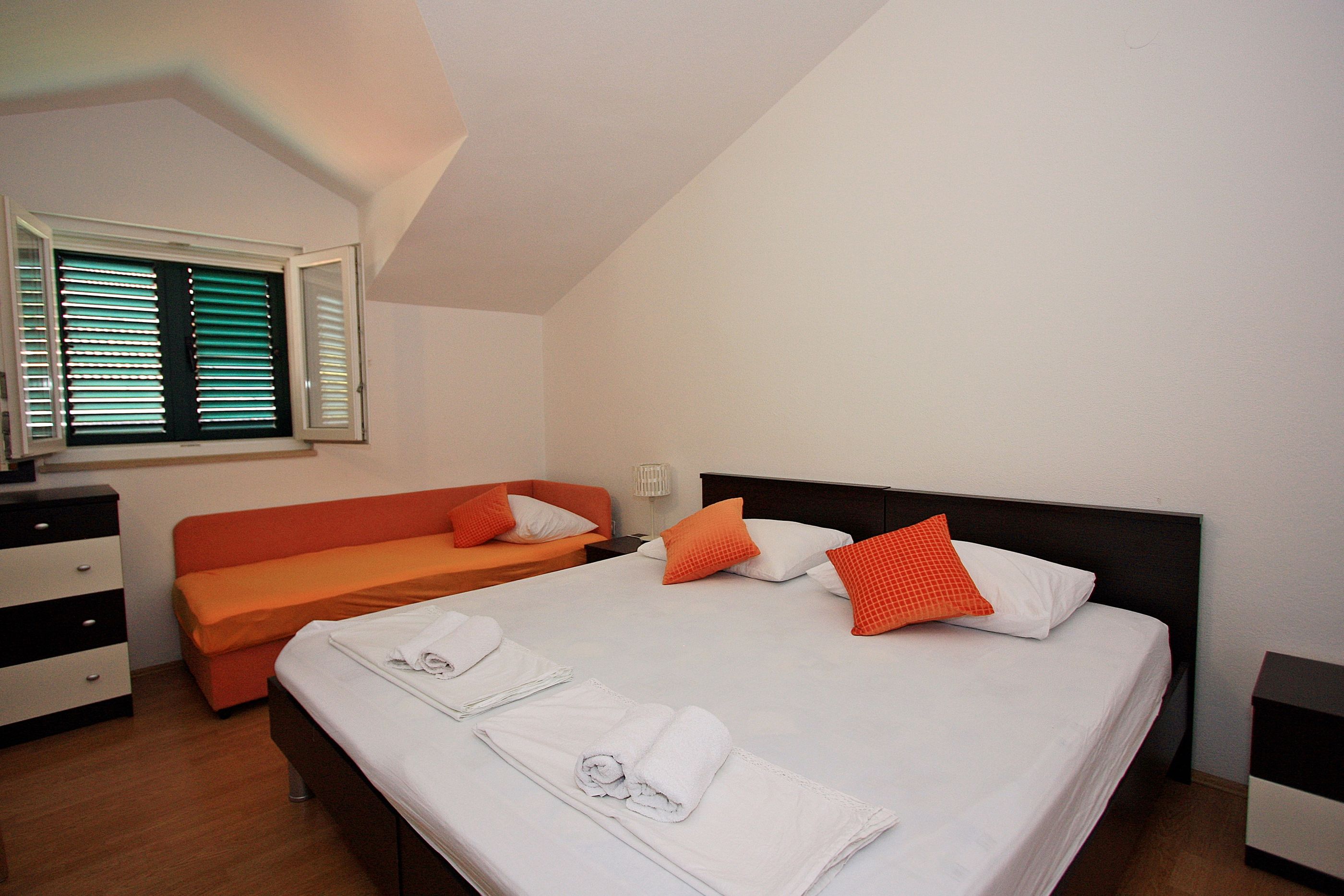 Apartments Ivan 28011-A3