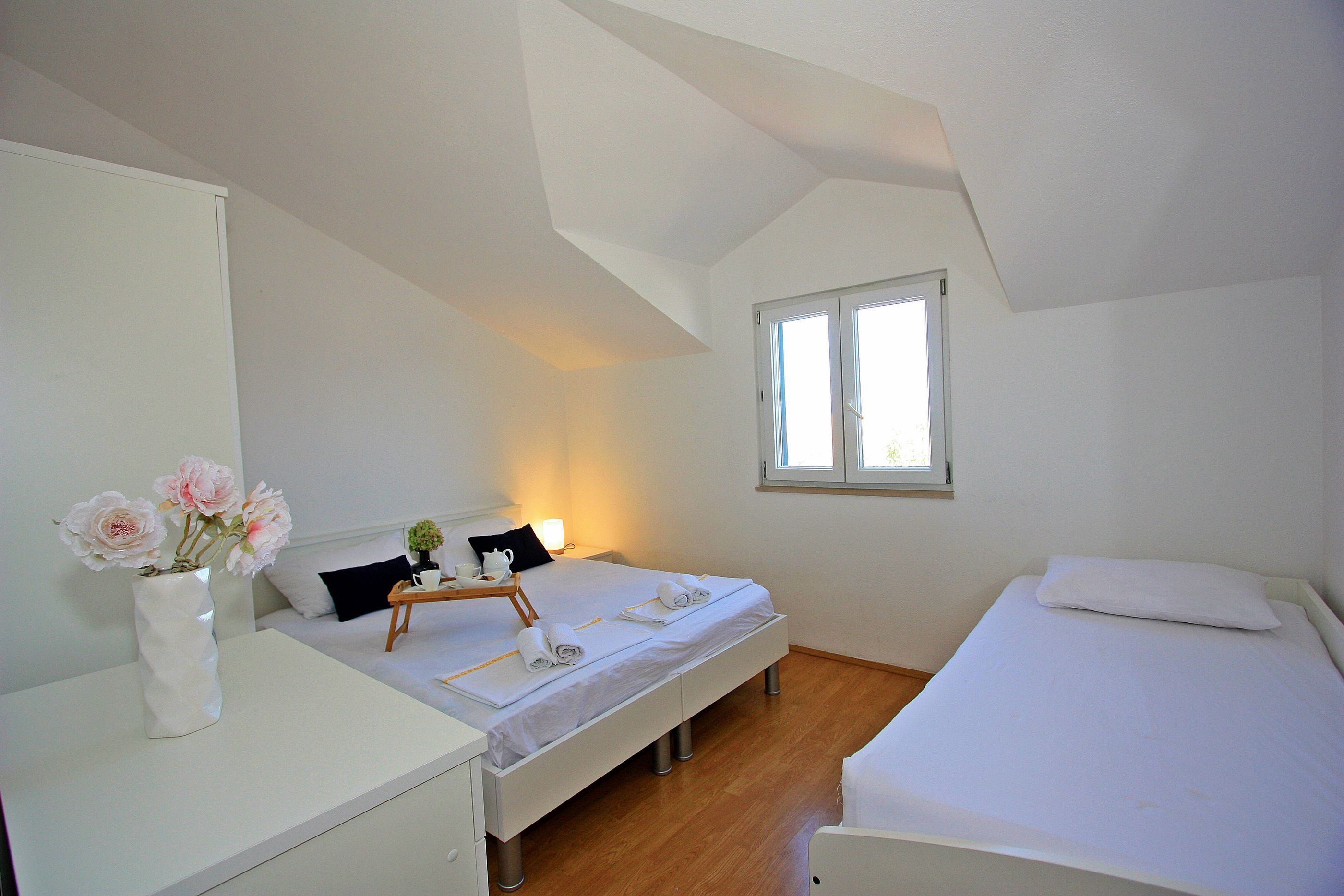 Apartments Ivan 28011-A3