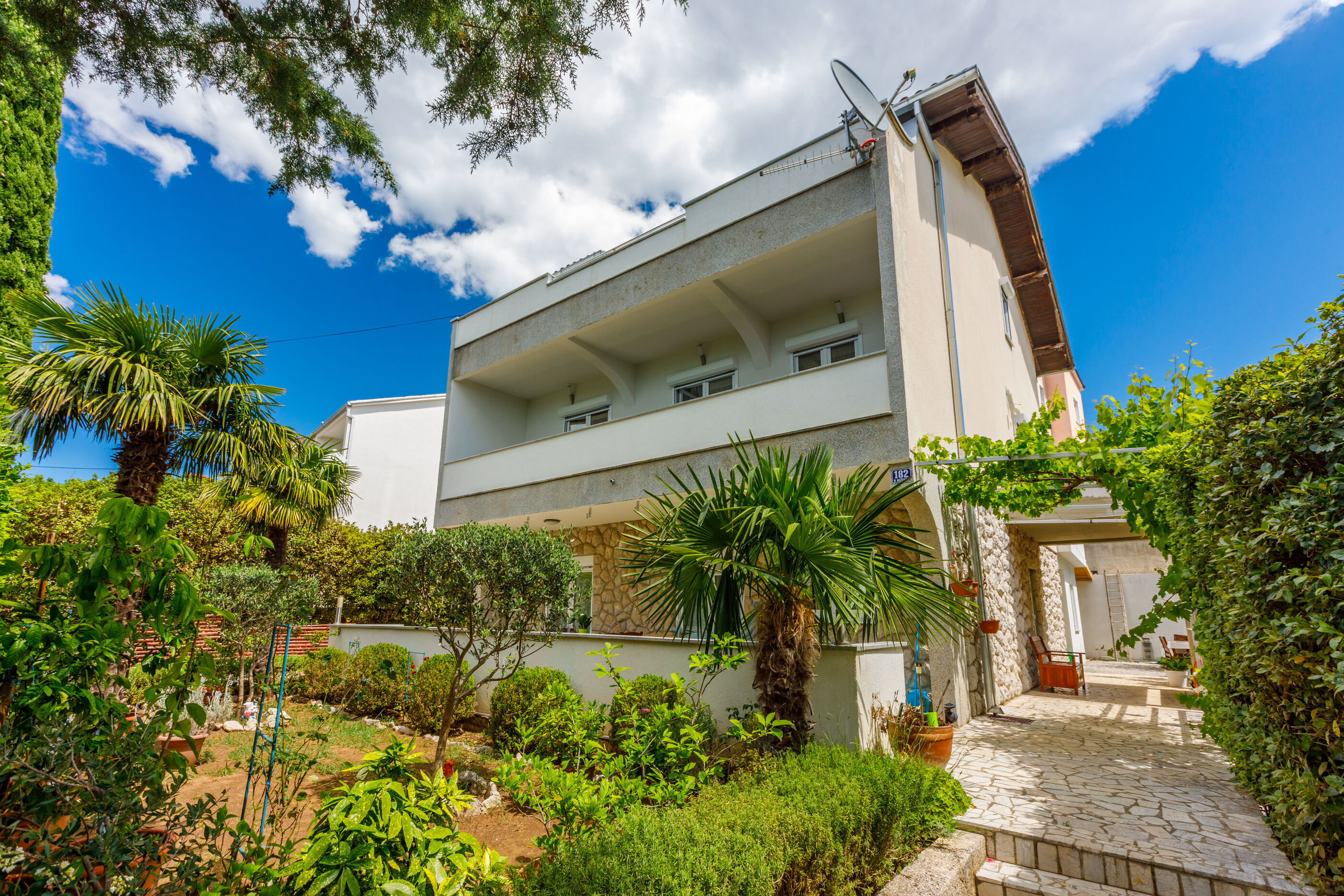 Apartments Dolloree 77961-A1