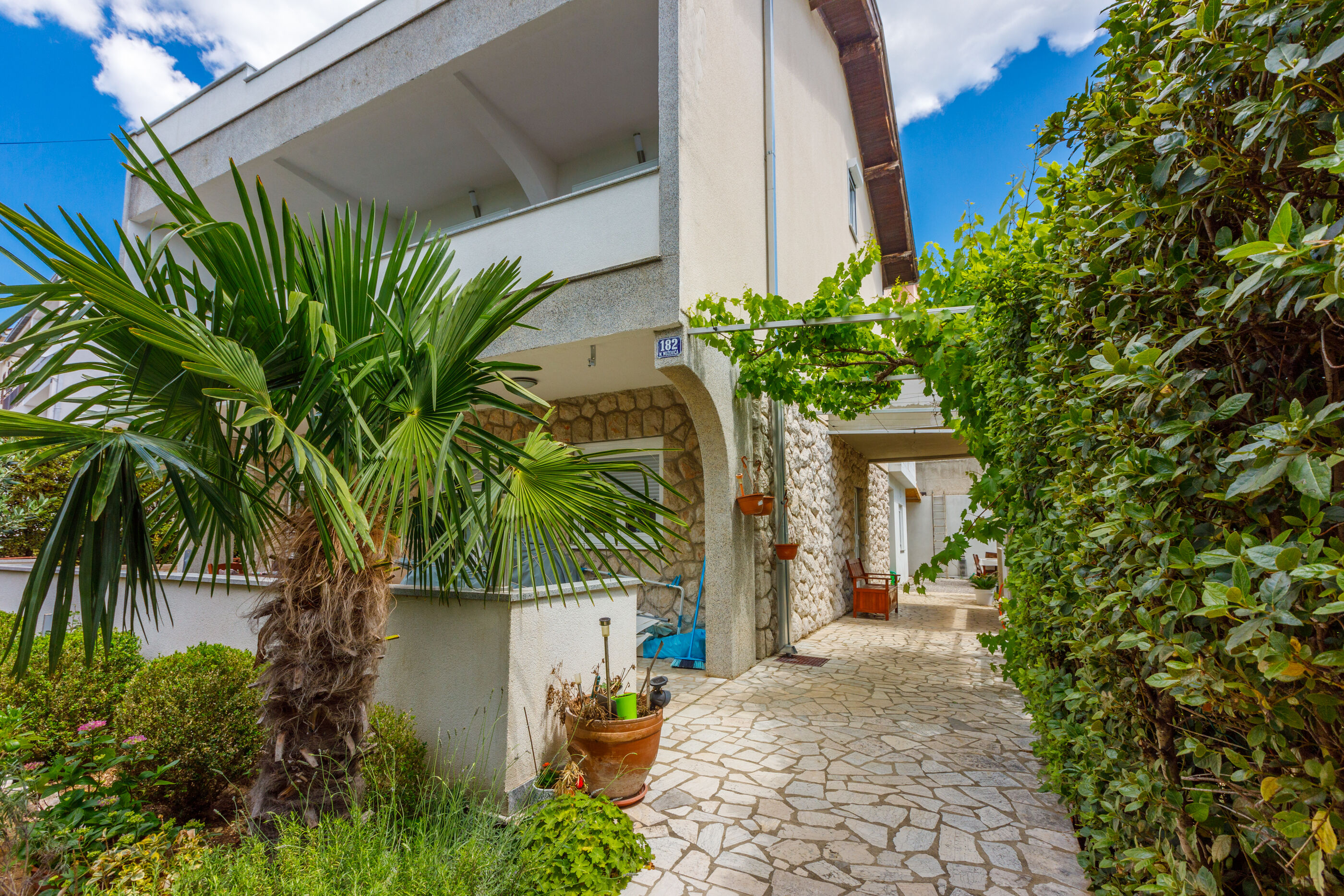 Apartments Dolloree 77961-A1