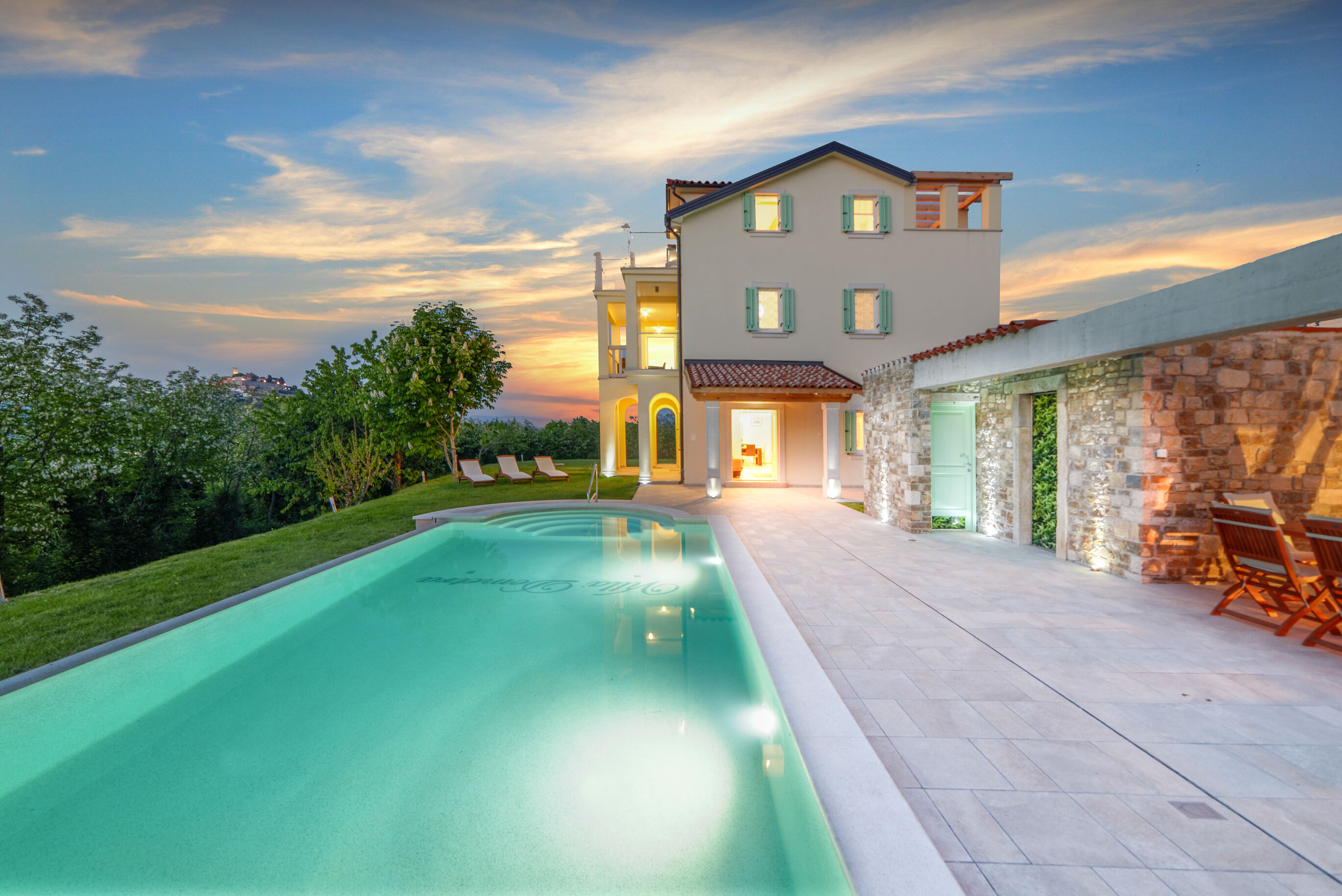 Villa Demetra s bazenom i predivnim pogledom na Motovun K1