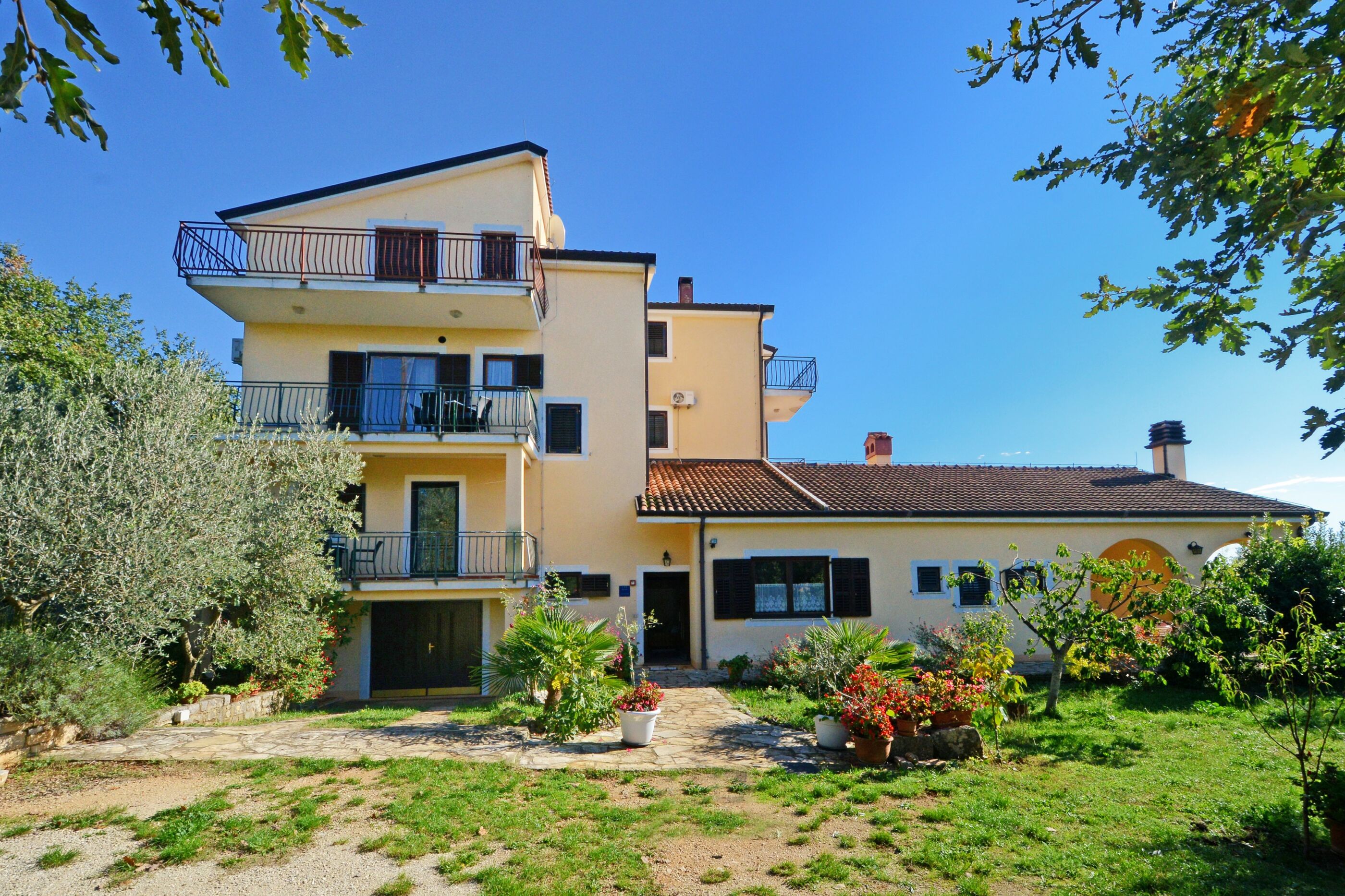 Apartments Albina Valiza 79179-A4