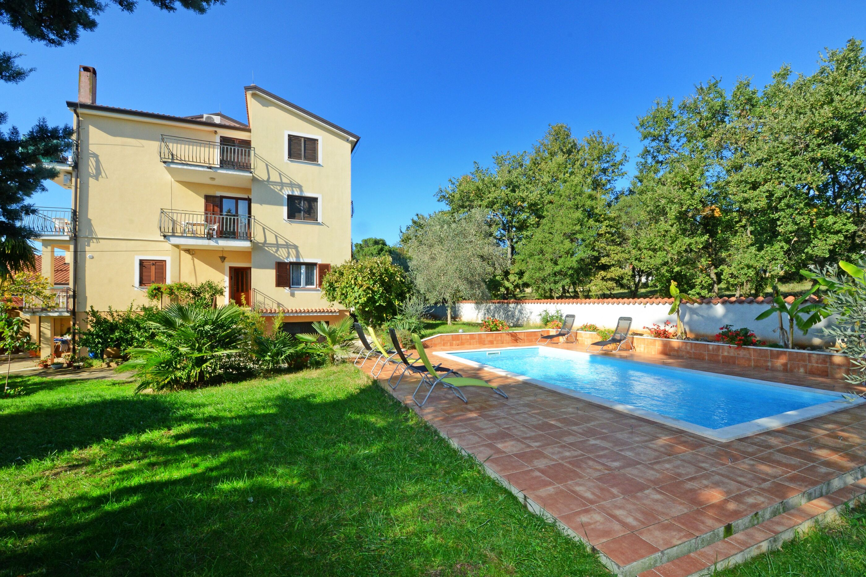 Apartments Albina Valiza 79179-A4