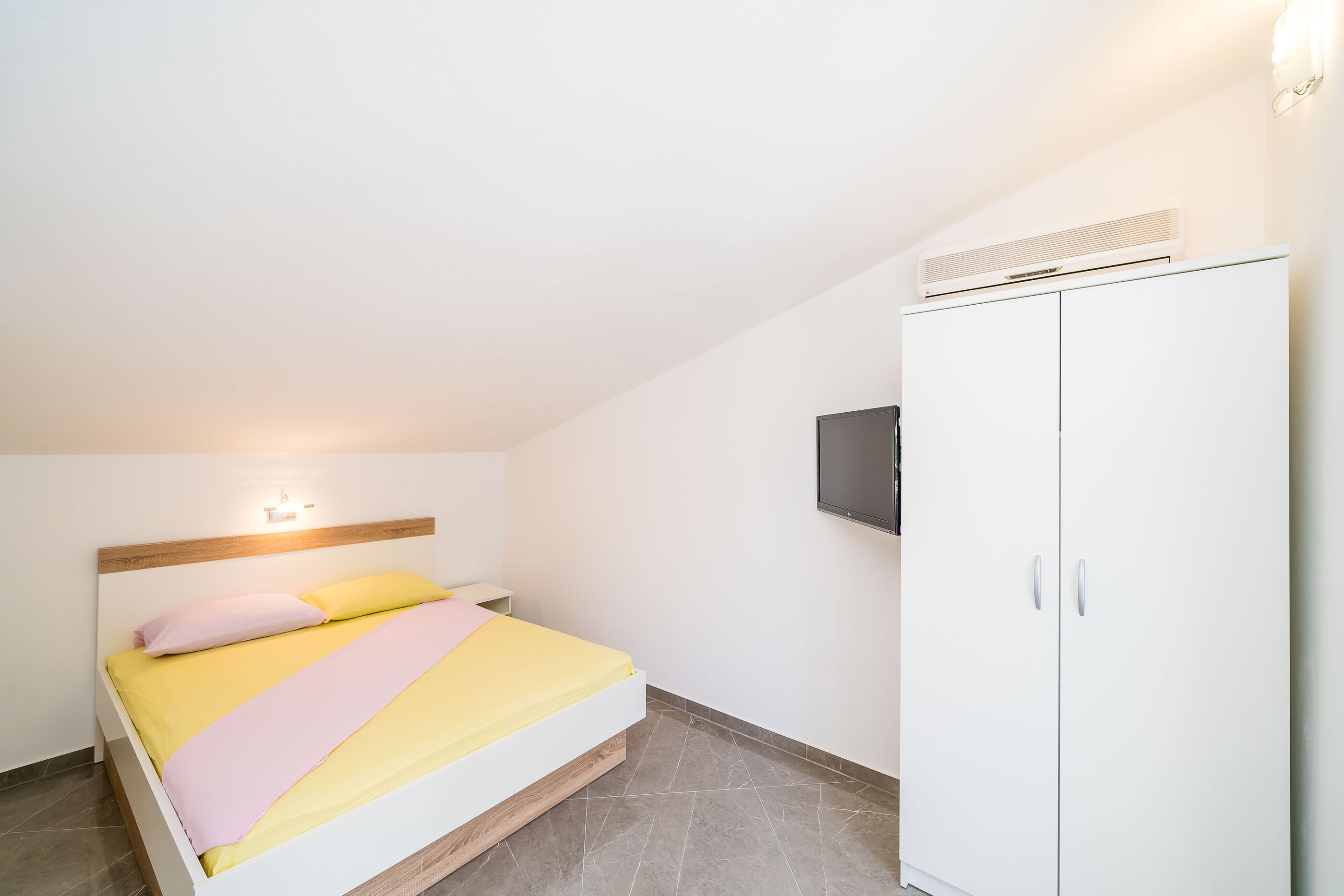Apartment and Rooms Mato 50221-S1