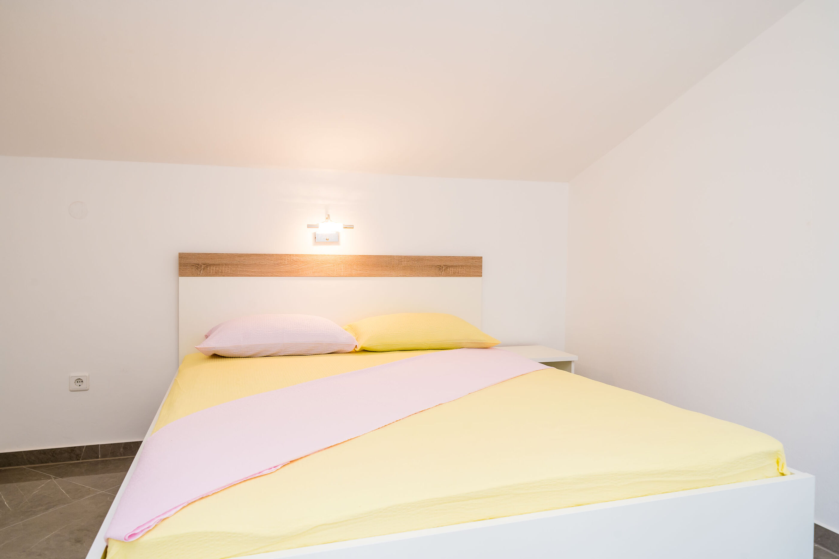 Apartment and Rooms Mato 50221-S1