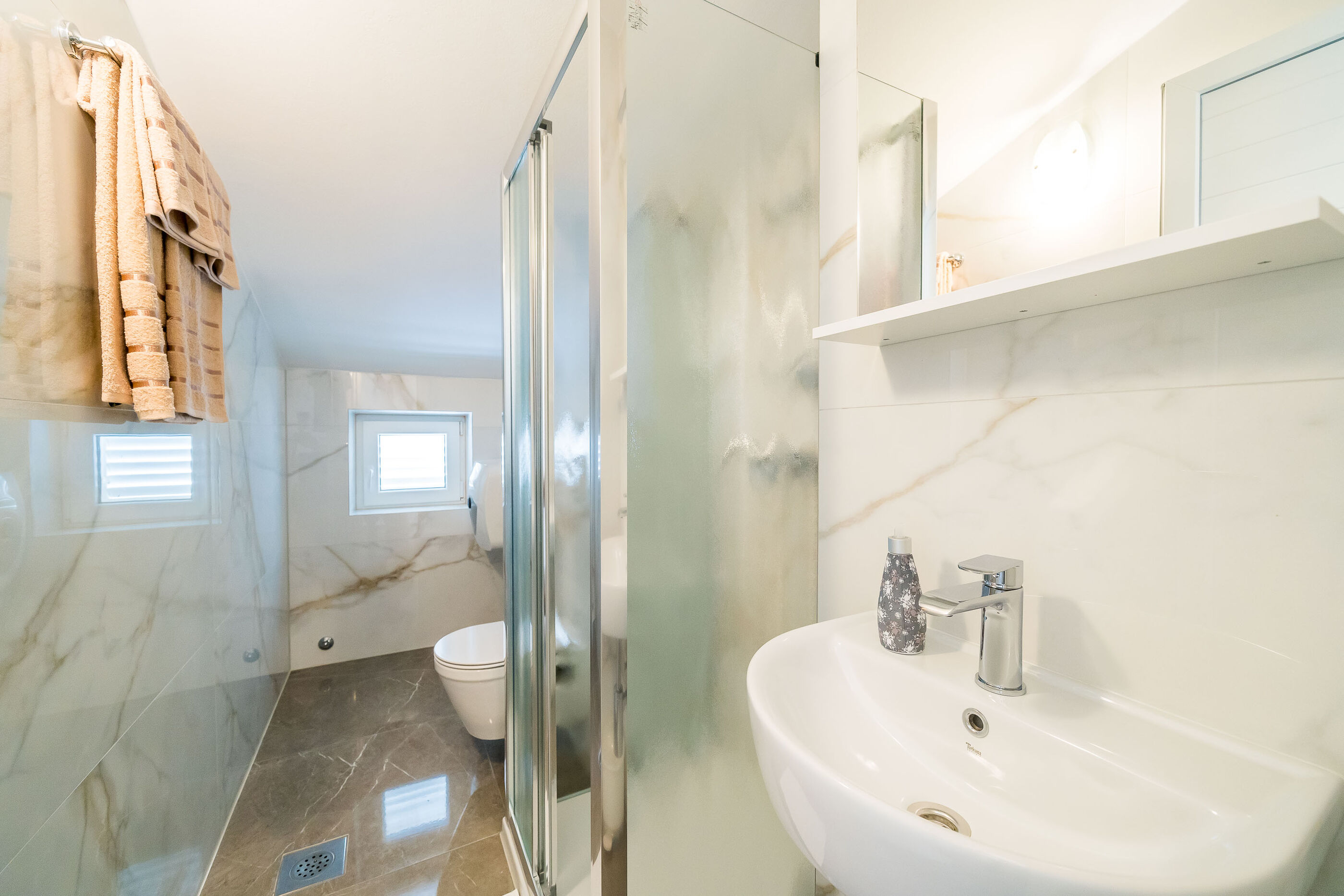Apartment and Rooms Mato 50221-S1