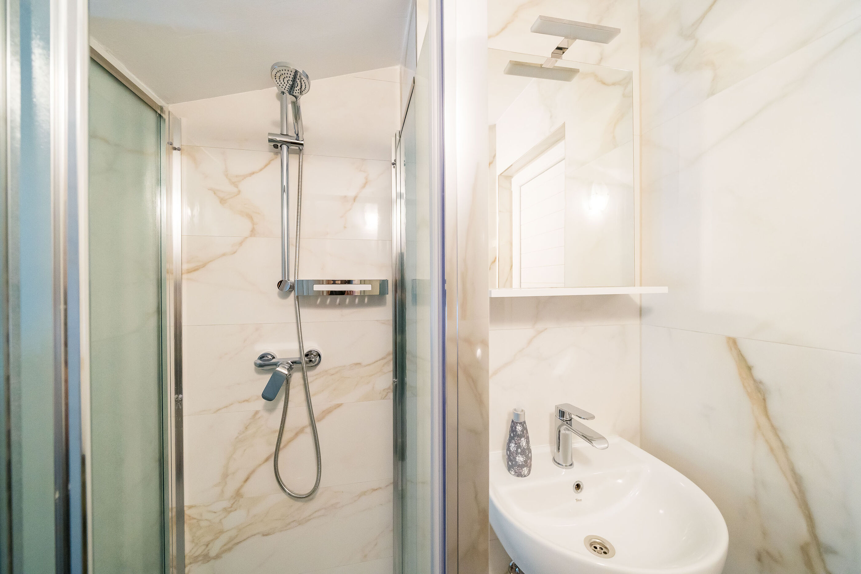 Apartment and Rooms Mato 50221-S1