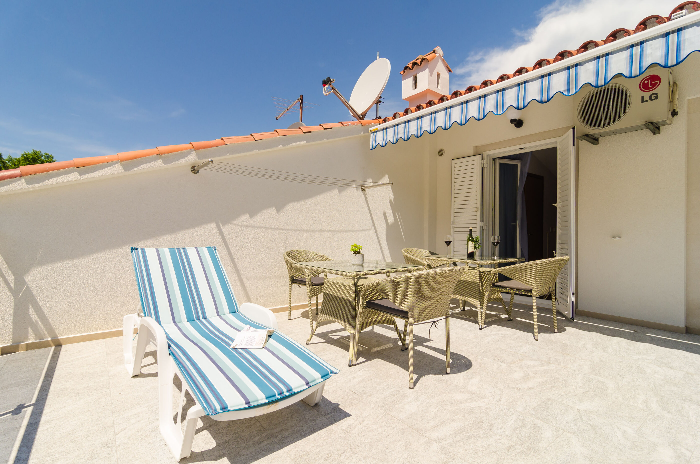 Apartment and Rooms Mato 50221-S2