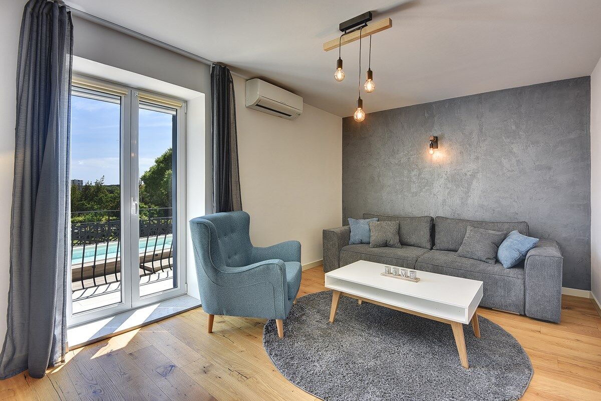House Hodak 16589-A1