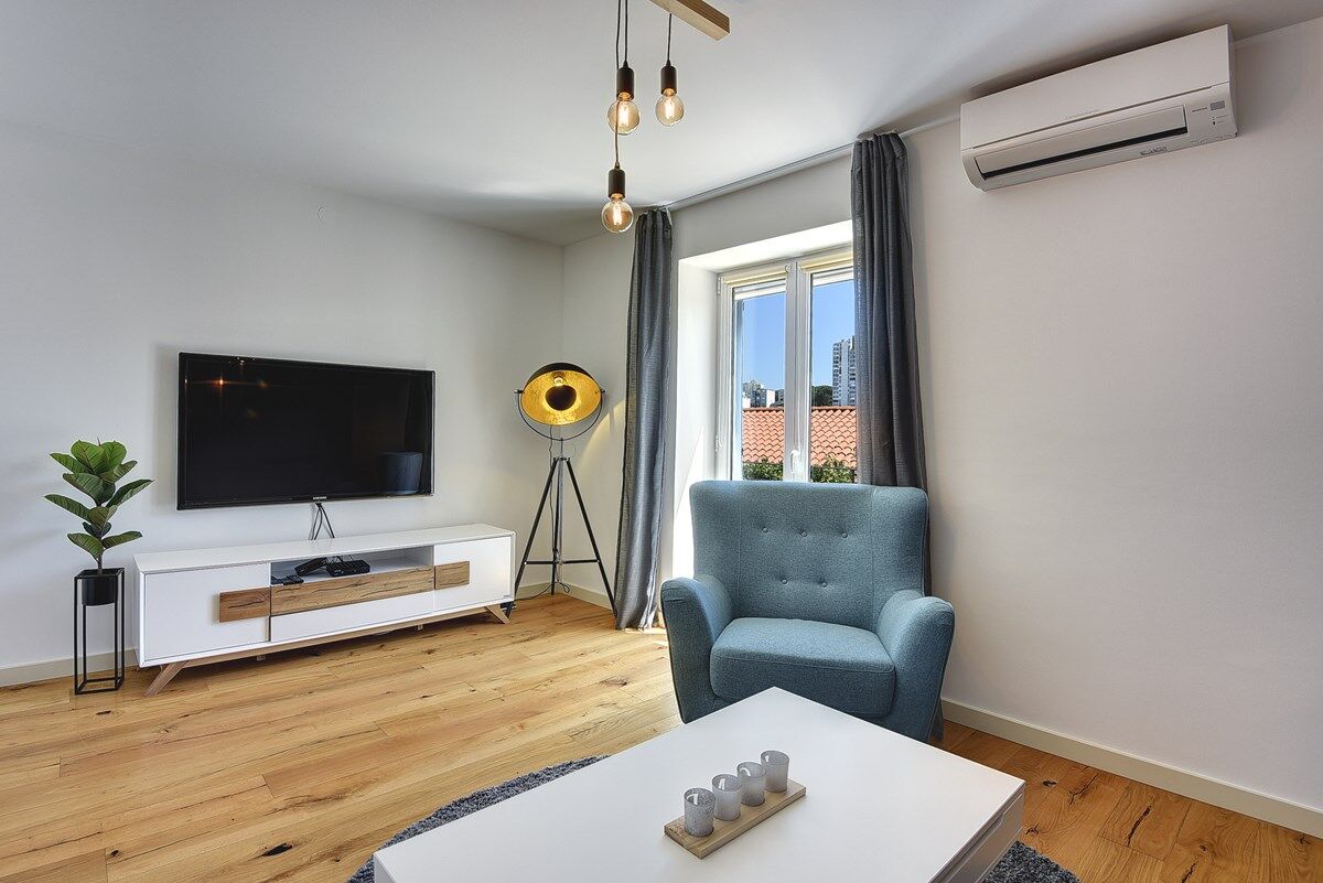 House Hodak 16589-A1
