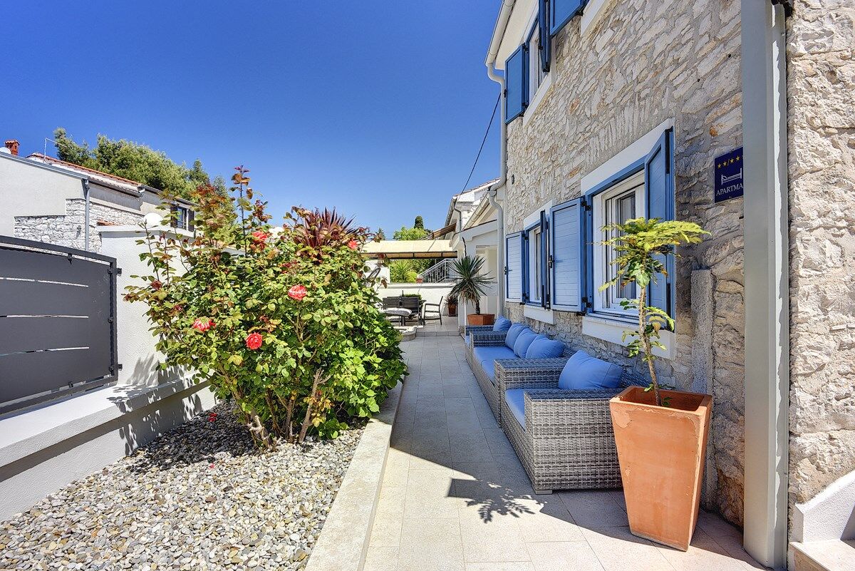 House Hodak 16589-A1