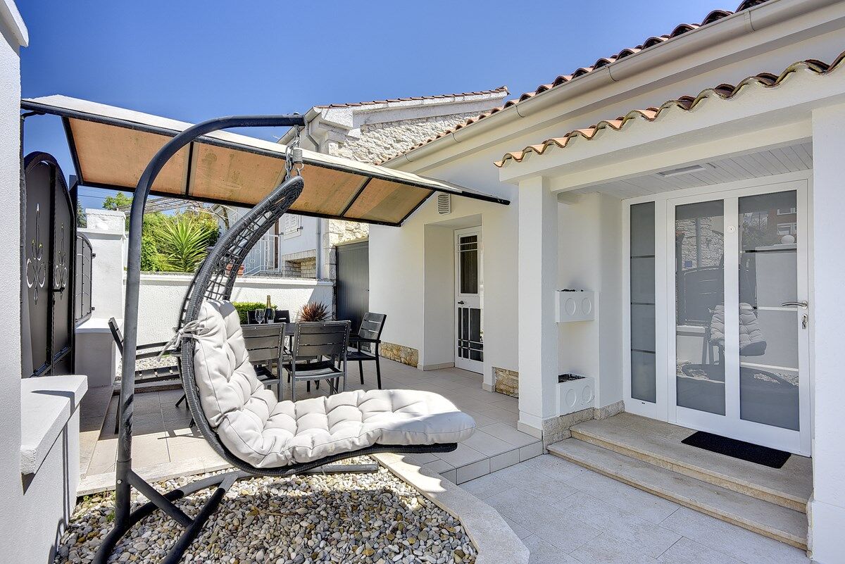 House Hodak 16589-A1
