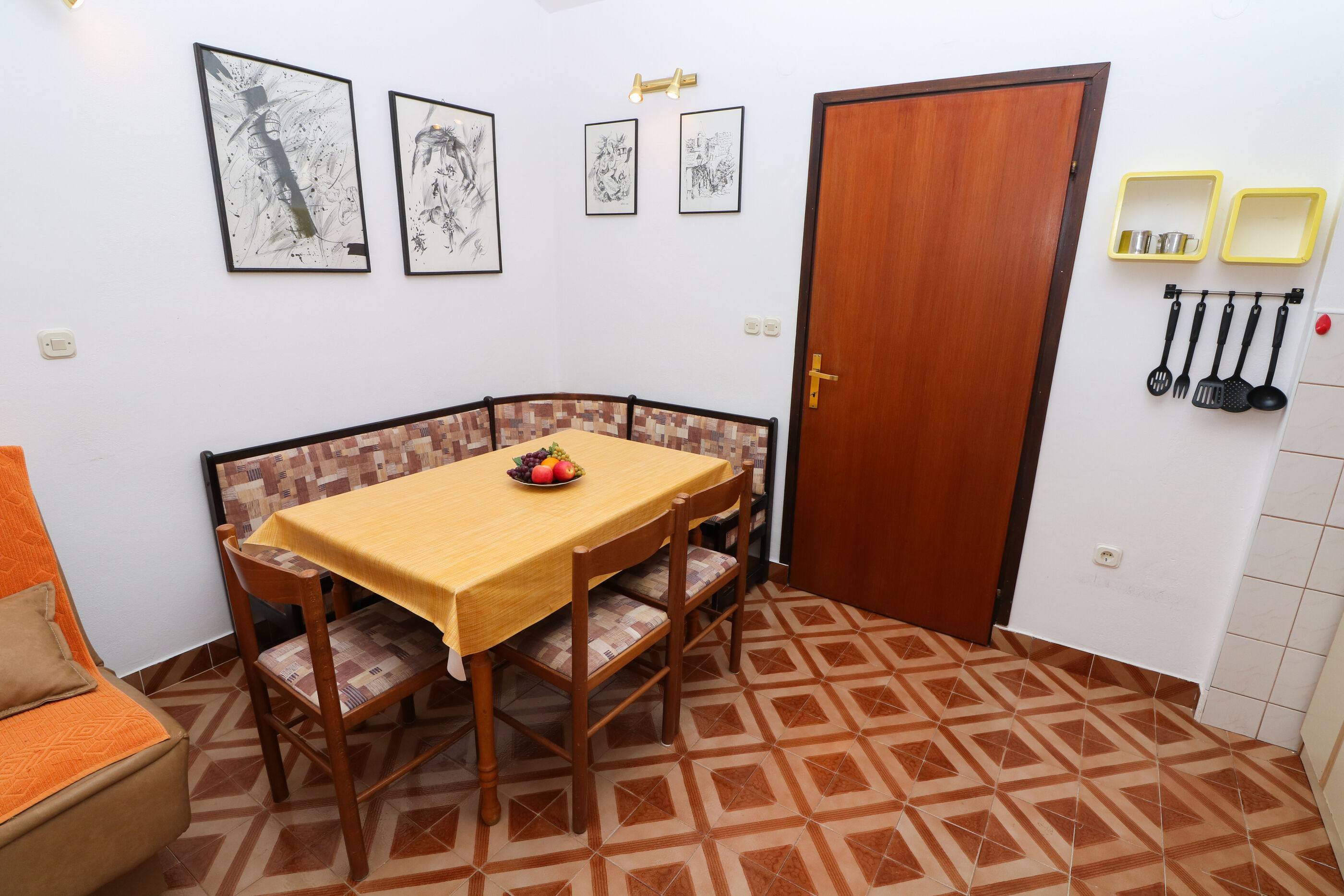 Apartments Polic 83115-A1