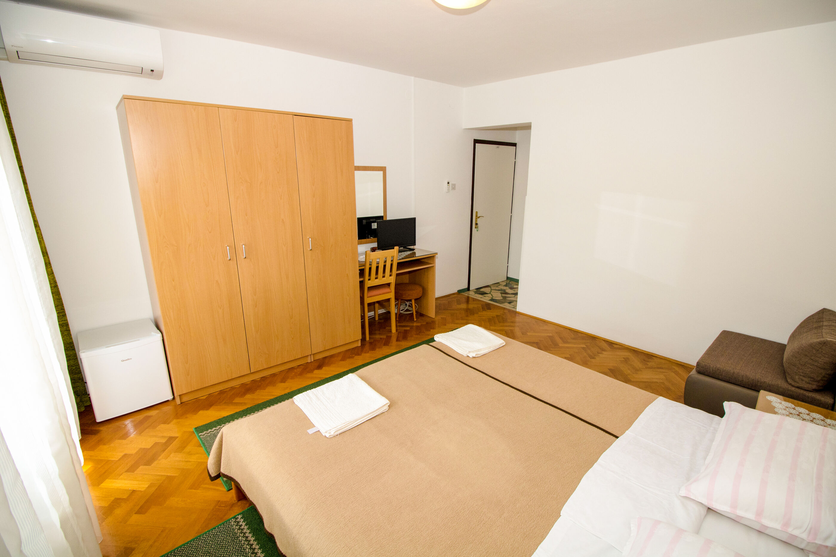 Apartment and Rooms Albina 48321-S1