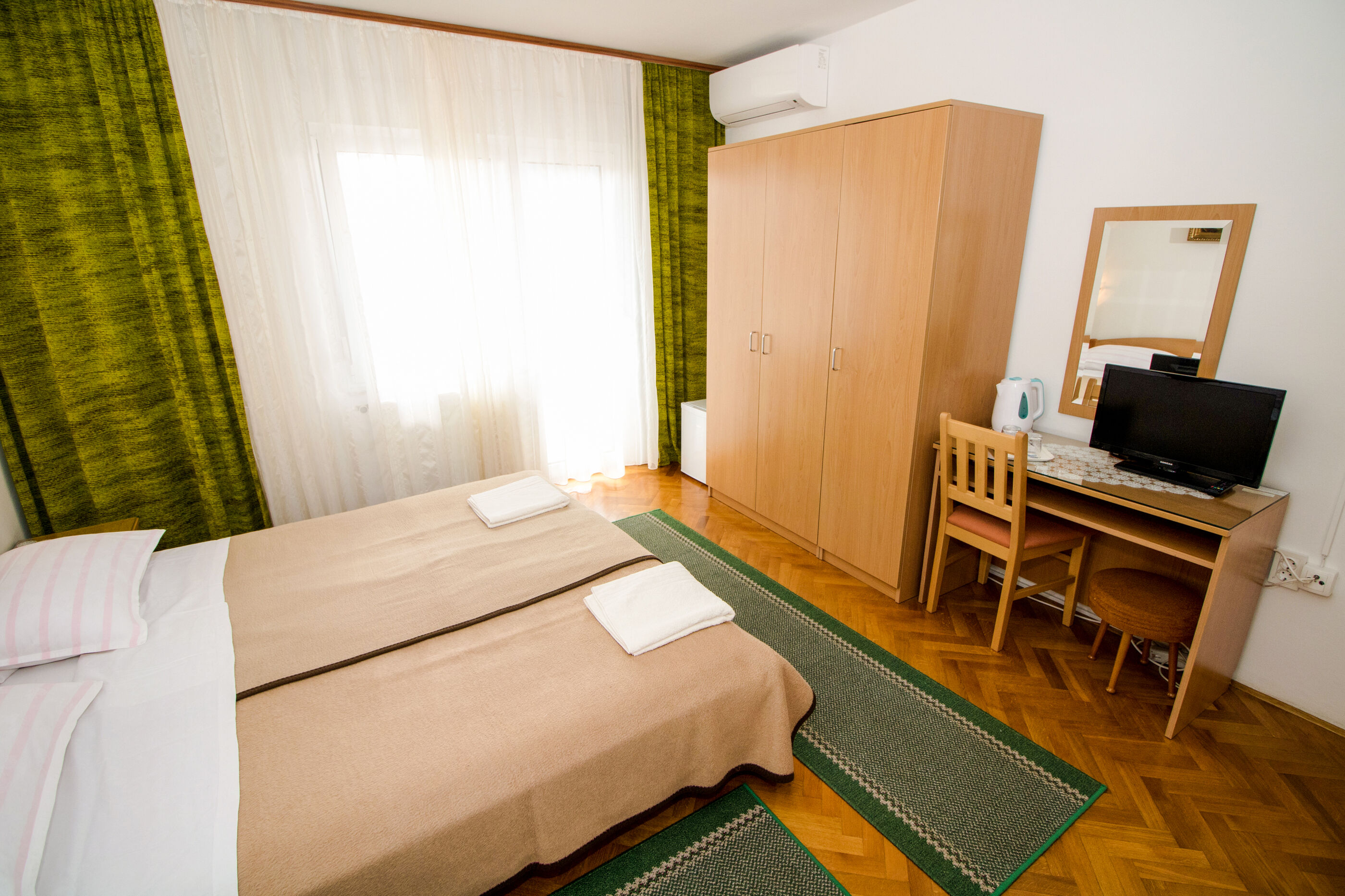 Apartment and Rooms Albina 48321-S1