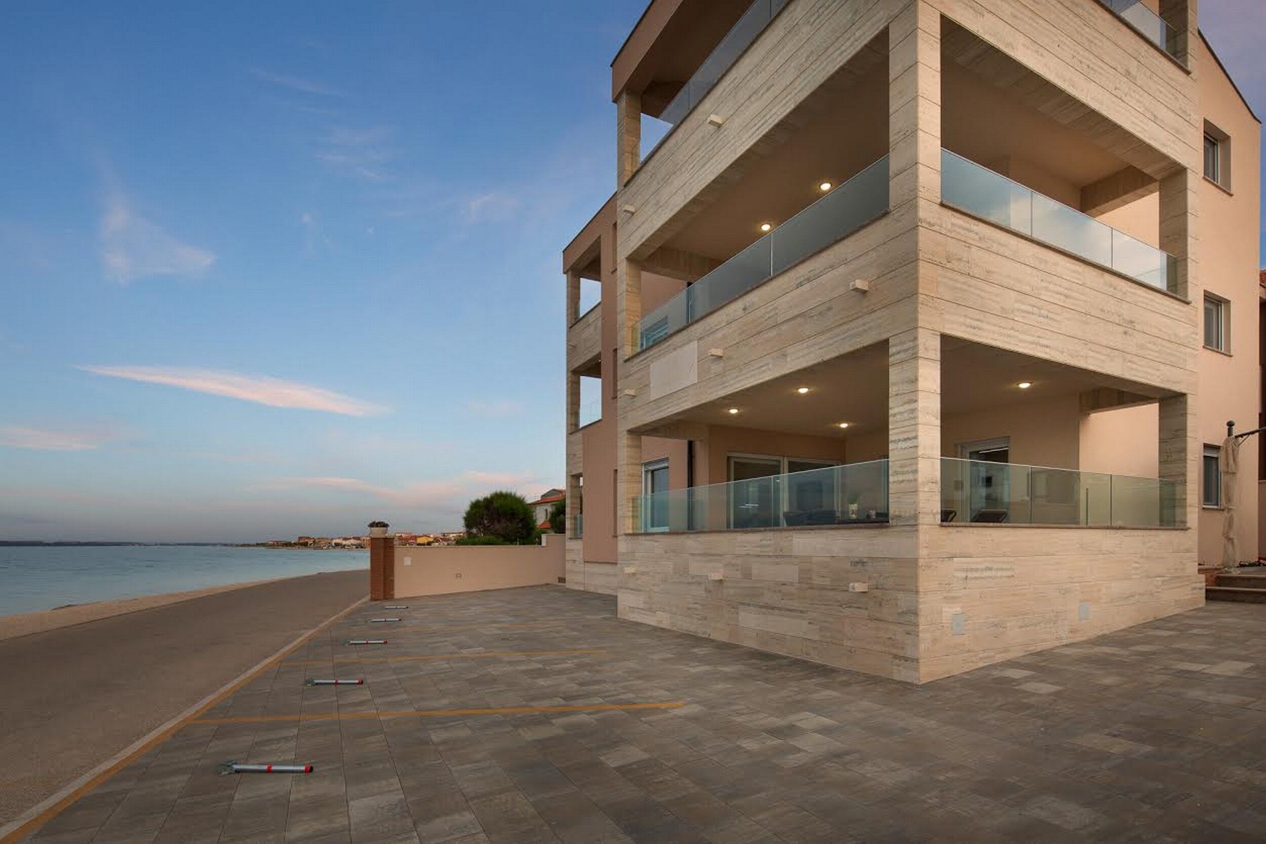 Apartments Vista Royal 18434-A1