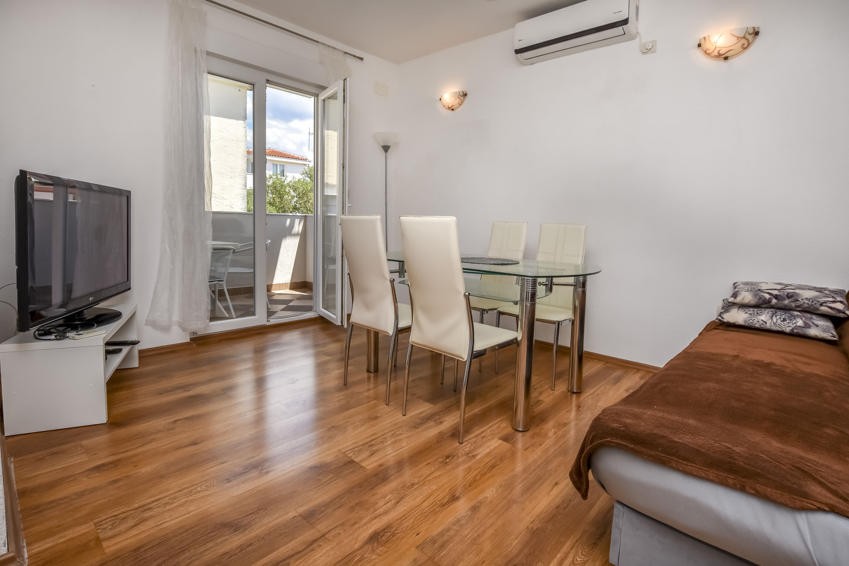 Apartments Juro 81781-A2