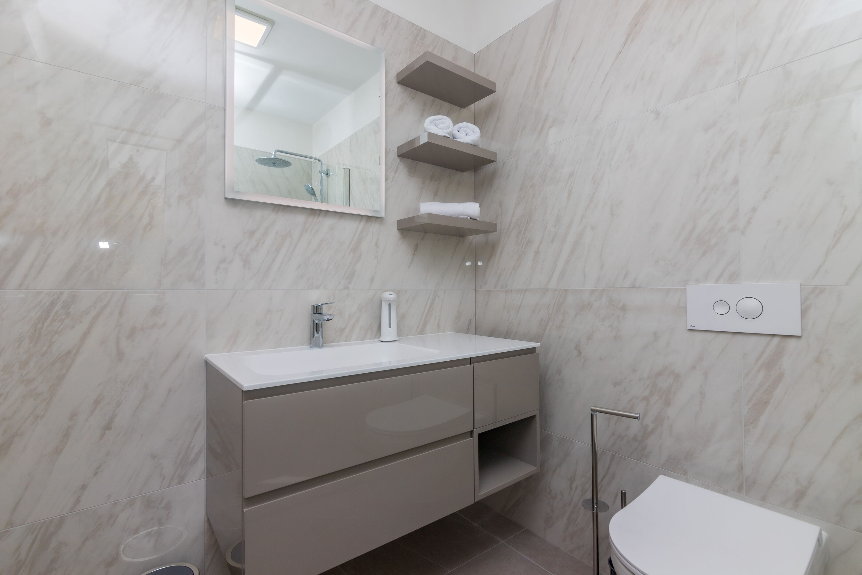 Apartments Dora 82221-A1