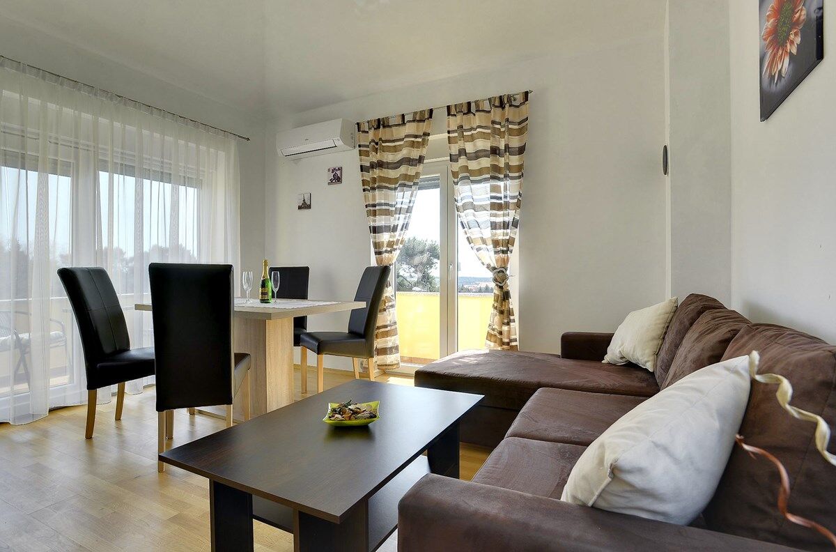 House Robert 73676-A2
