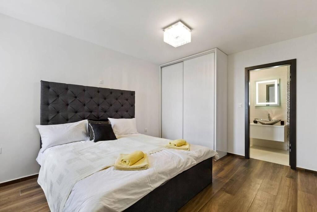 Villa THREE UNITS 27571-A3