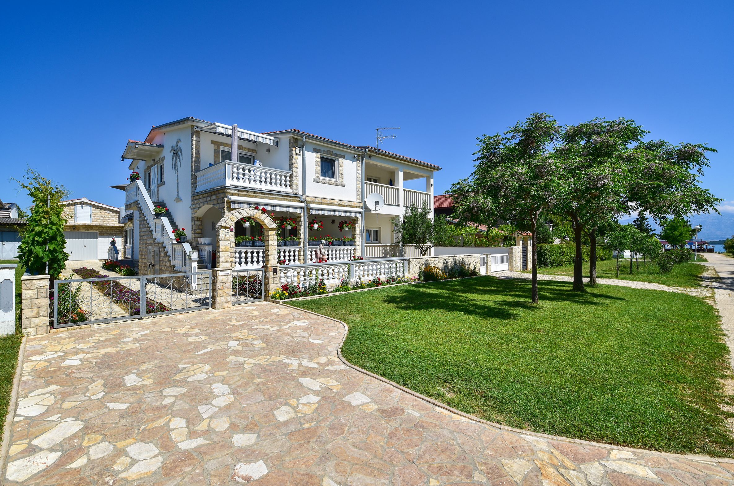 Apartments Rote Rosen Accommodation in Nin