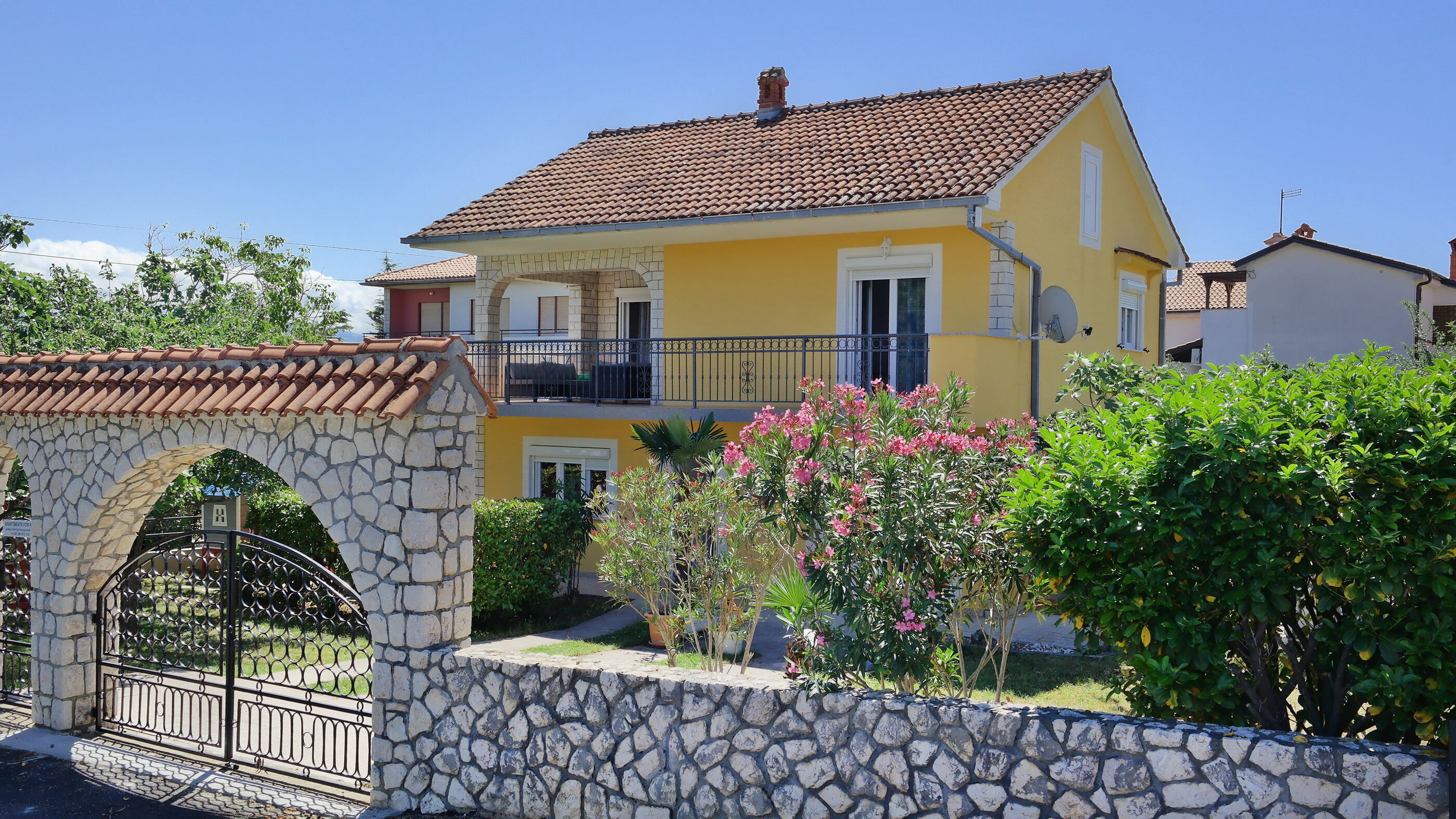 House Yellow 83271-K1
